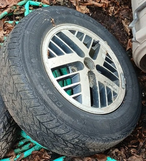 Pontiac Alloy Wheel with Tire