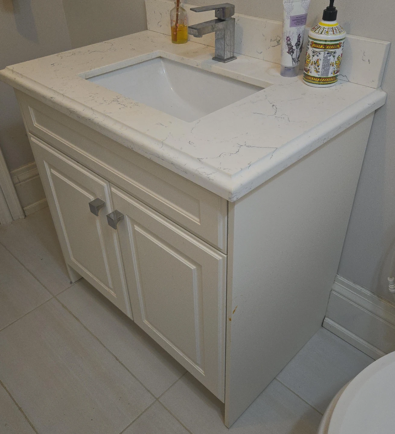 Cream Bathroom Vanity with Quartz Countertop and Sink