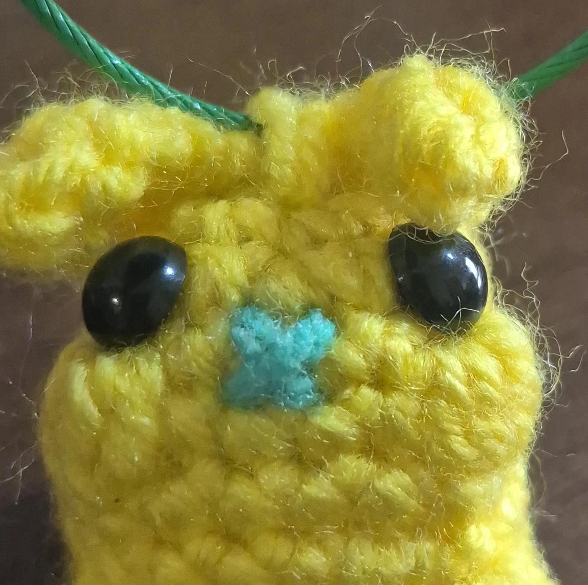 Hand-knitted yellow character keychain - photo 2