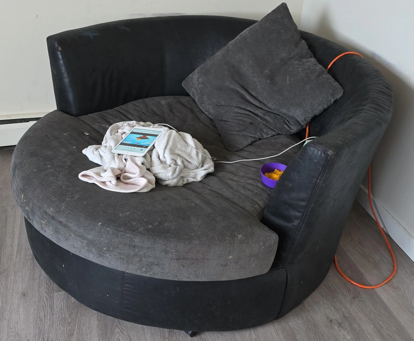 Round swivel chair
