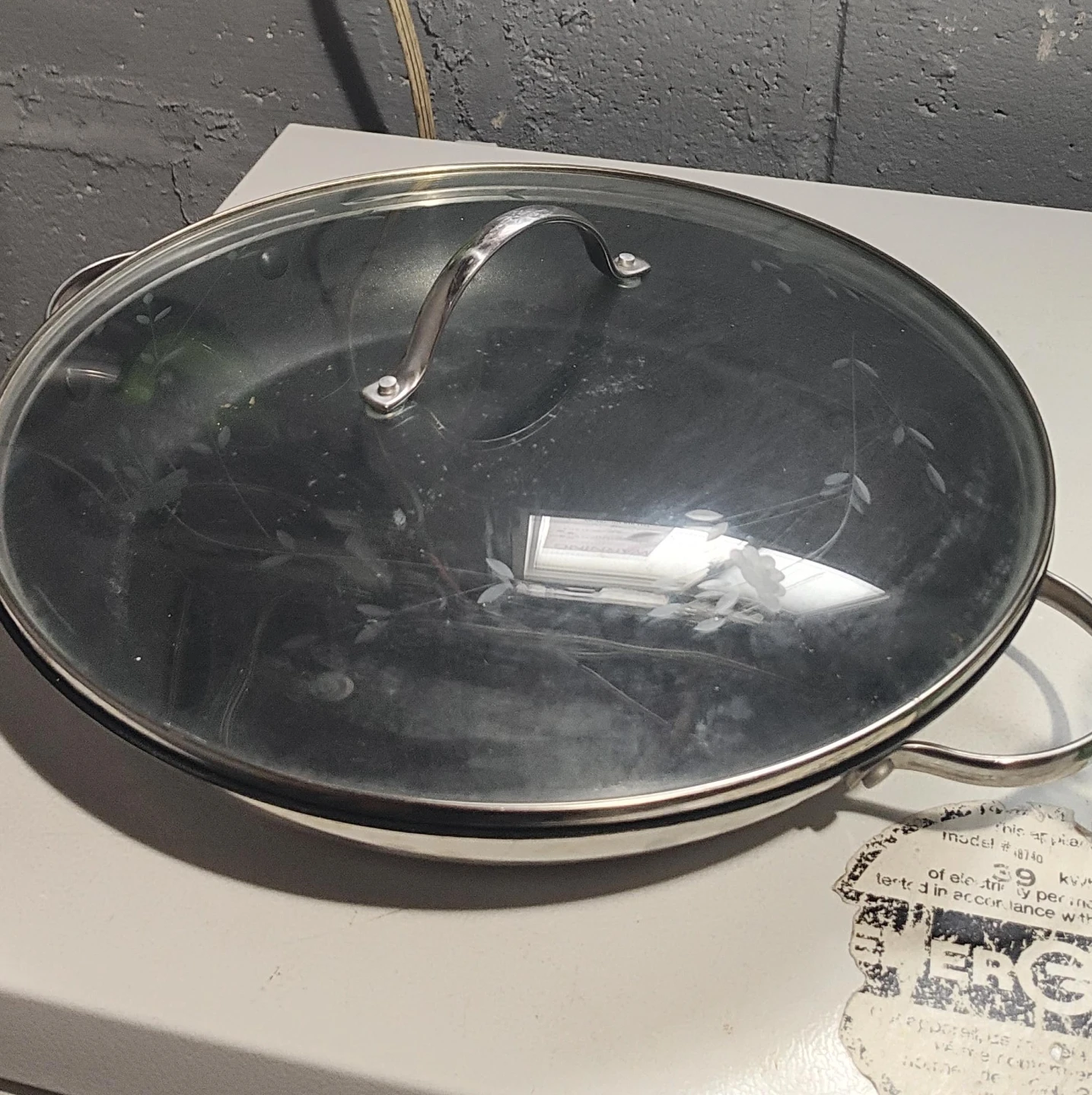 Large Non-Stick wok or Frying Pan with Glass Lid