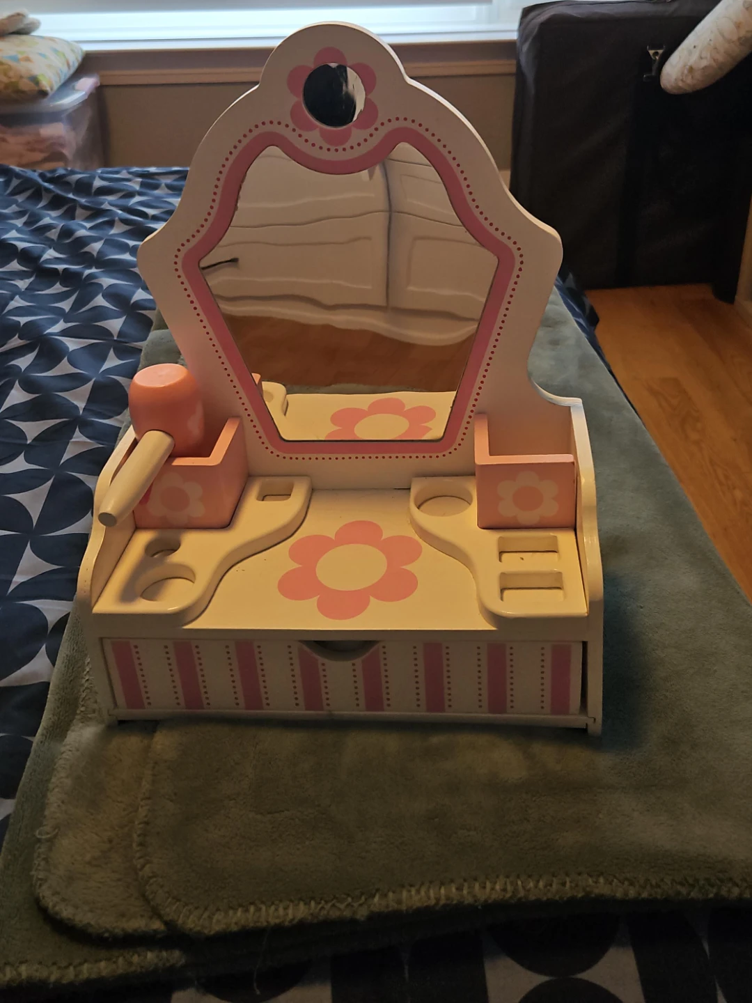 Wooden Play Vanity Set with Mirror