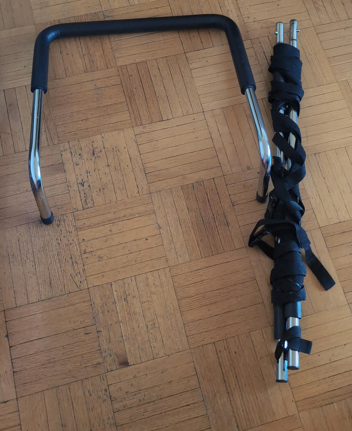 Adjustable Grip Bar with Straps