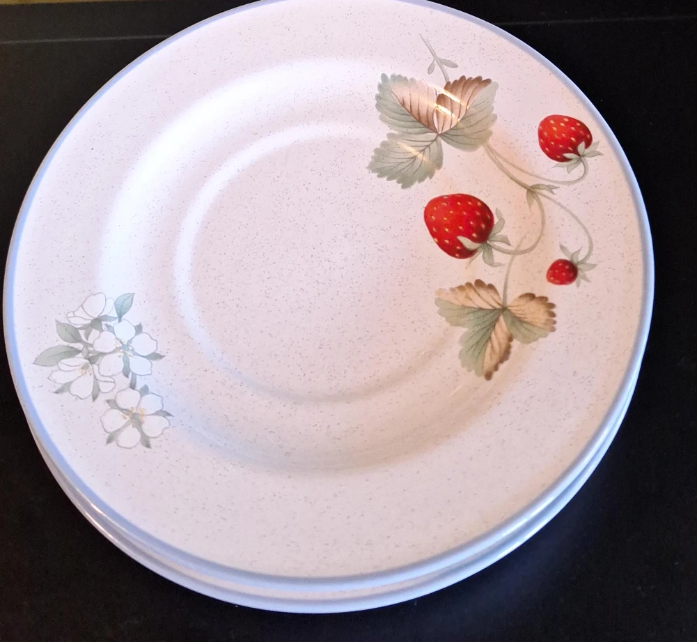 Set of 3 Plates - Strawberry & Flower Design