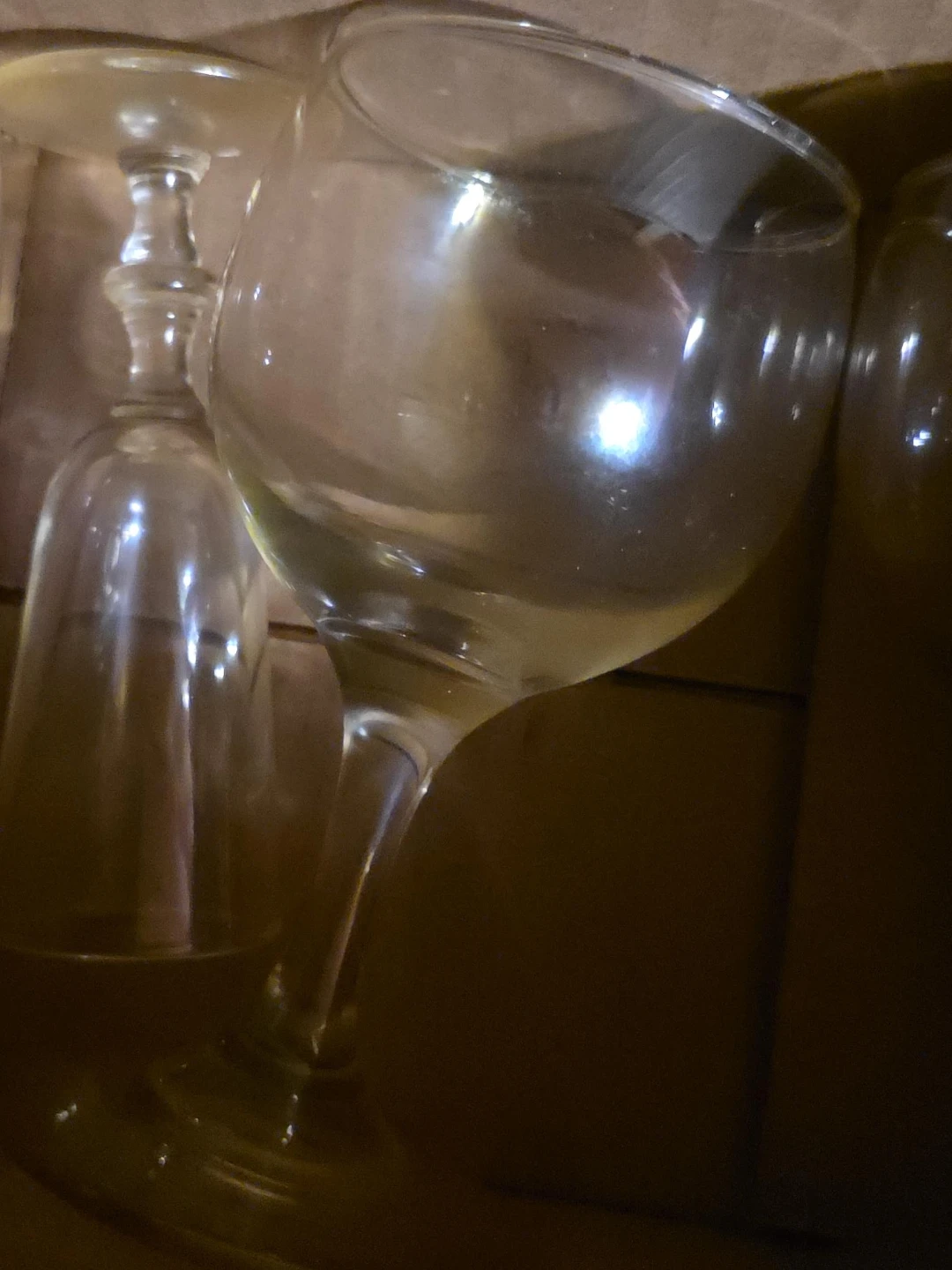 Set of 3 large stemmed wine glasses