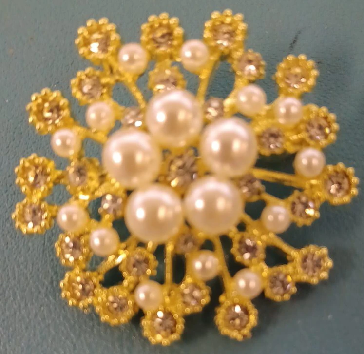 Gold-tone brooch with pearls and rhinestones