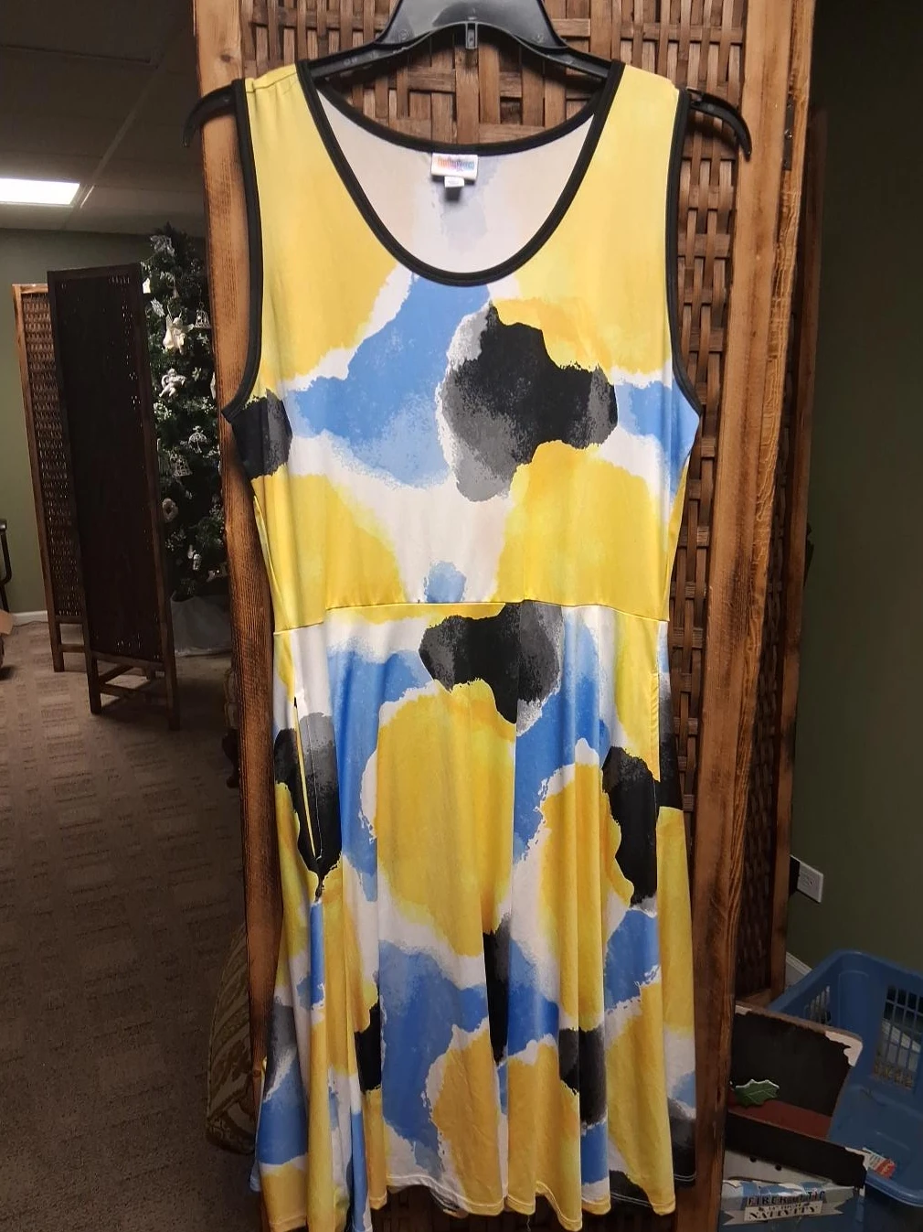 LuLaRoe XL Sleeveless Abstract Print Dress with Pockets