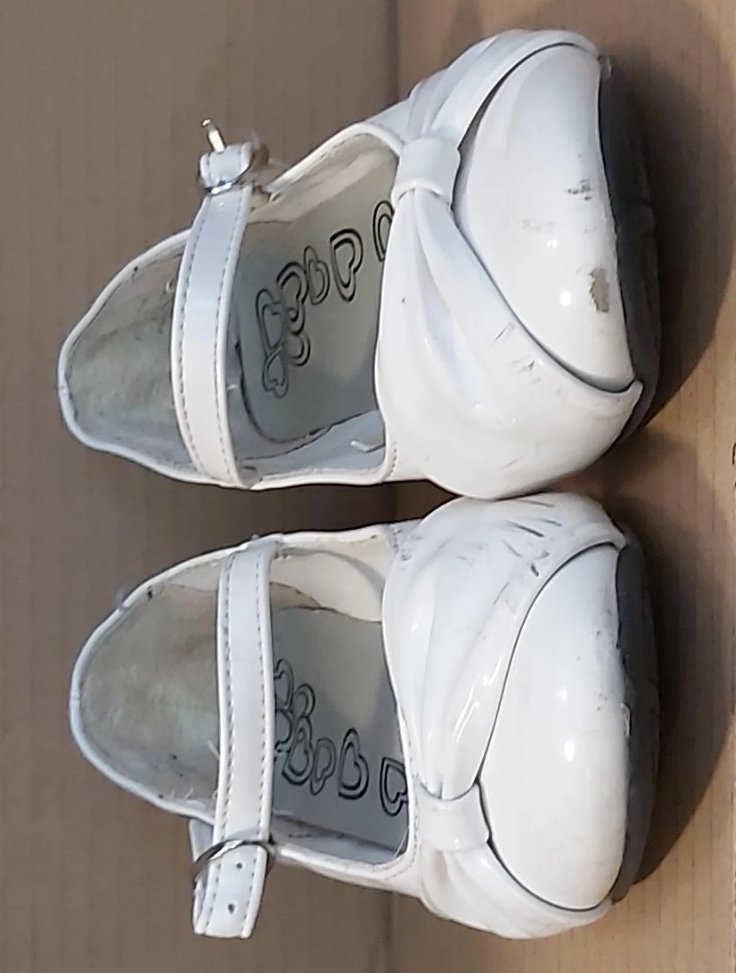 Children's size 13 White heeled shoe for girls