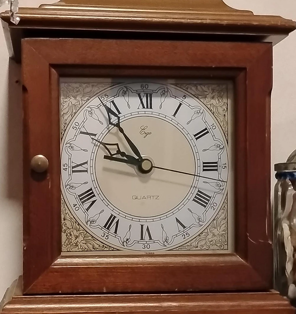 Ergo Quartz Table Clock
