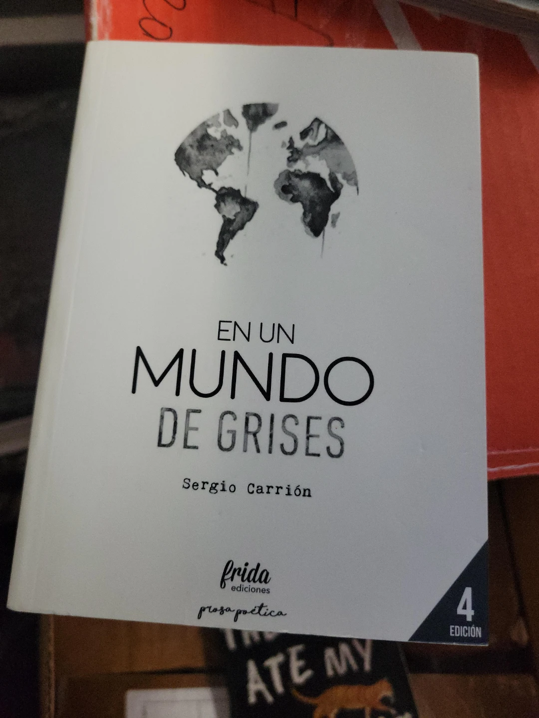 En un Mundo de Grises Book by Sergio Carrión