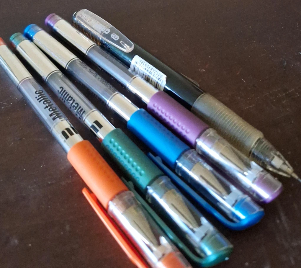 Set of 4 Metallic Gel Pens and a grip 250