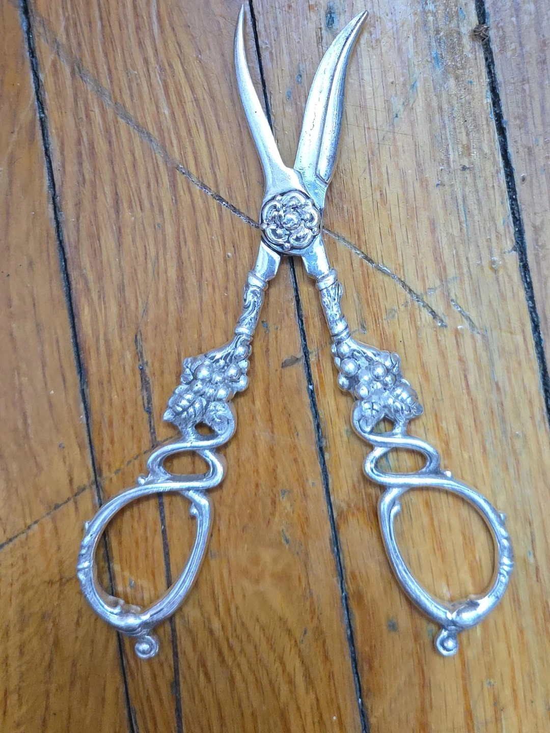 Vintage Ornate Silver Tone Embossed Grape Scissors