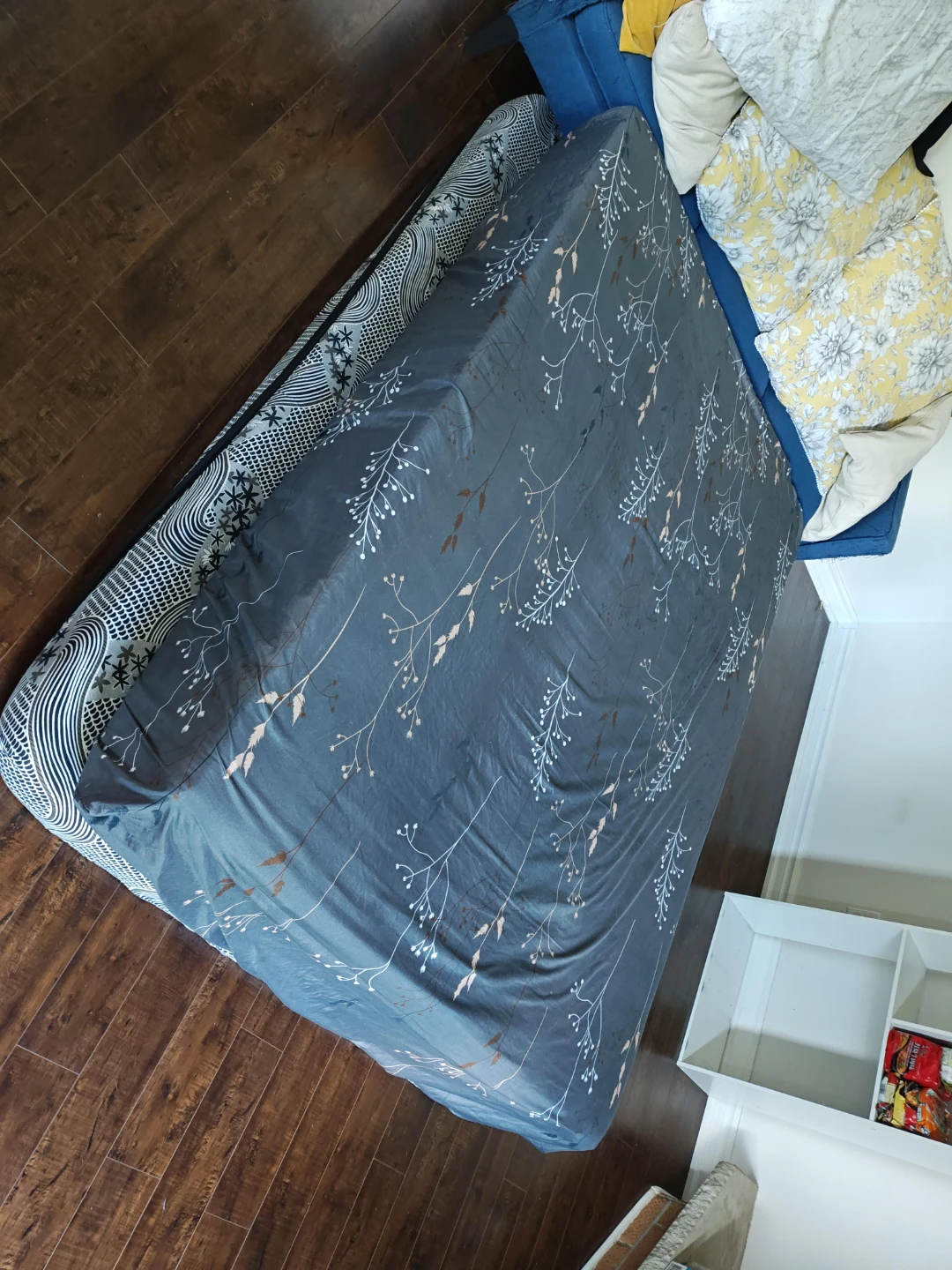 Queen Sized Fitted Sheet featuring Sprig Pattern