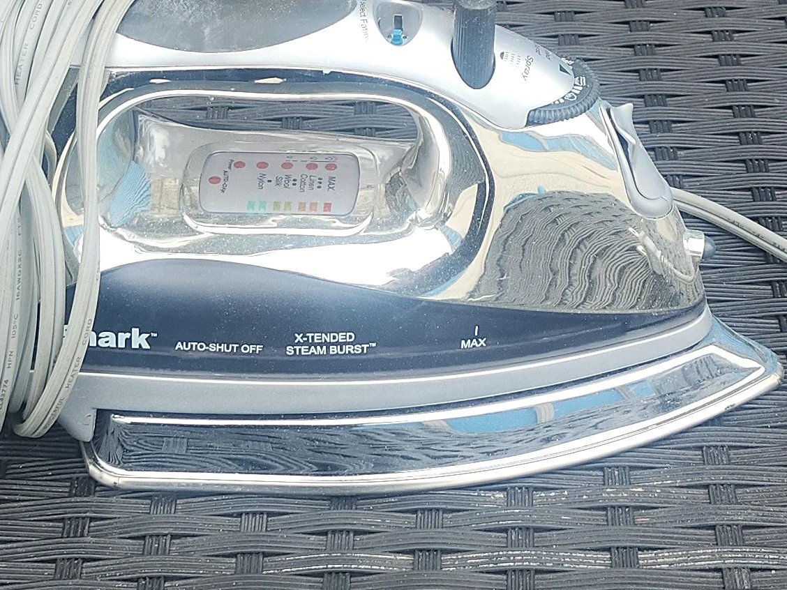Shark Auto-Shut Off Steam Iron with X-Tended Steam Burst