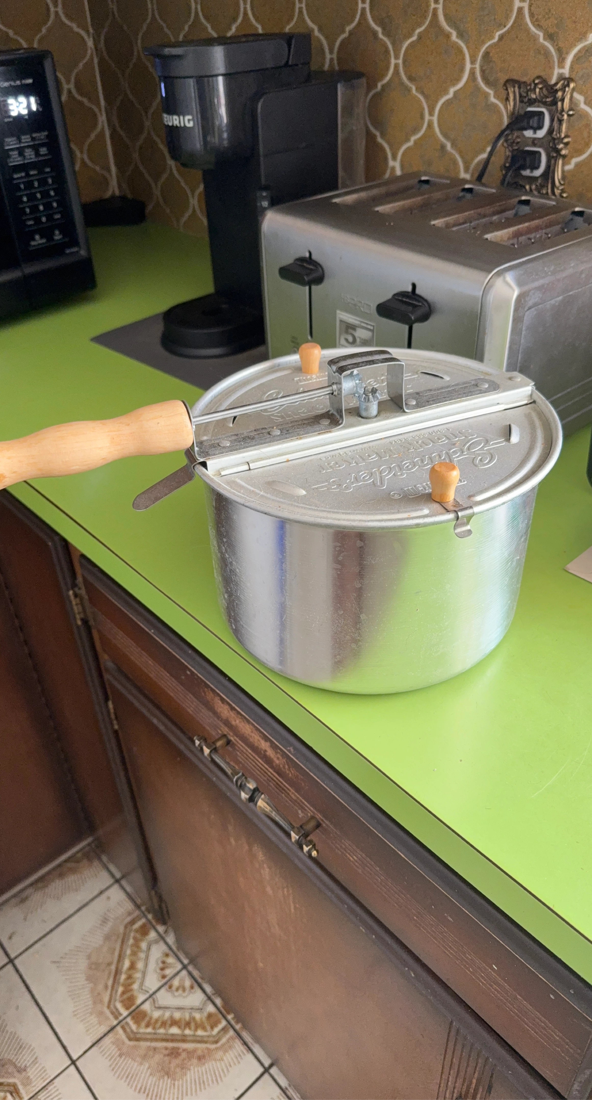 Schleider's Stirring Popcorn Popper