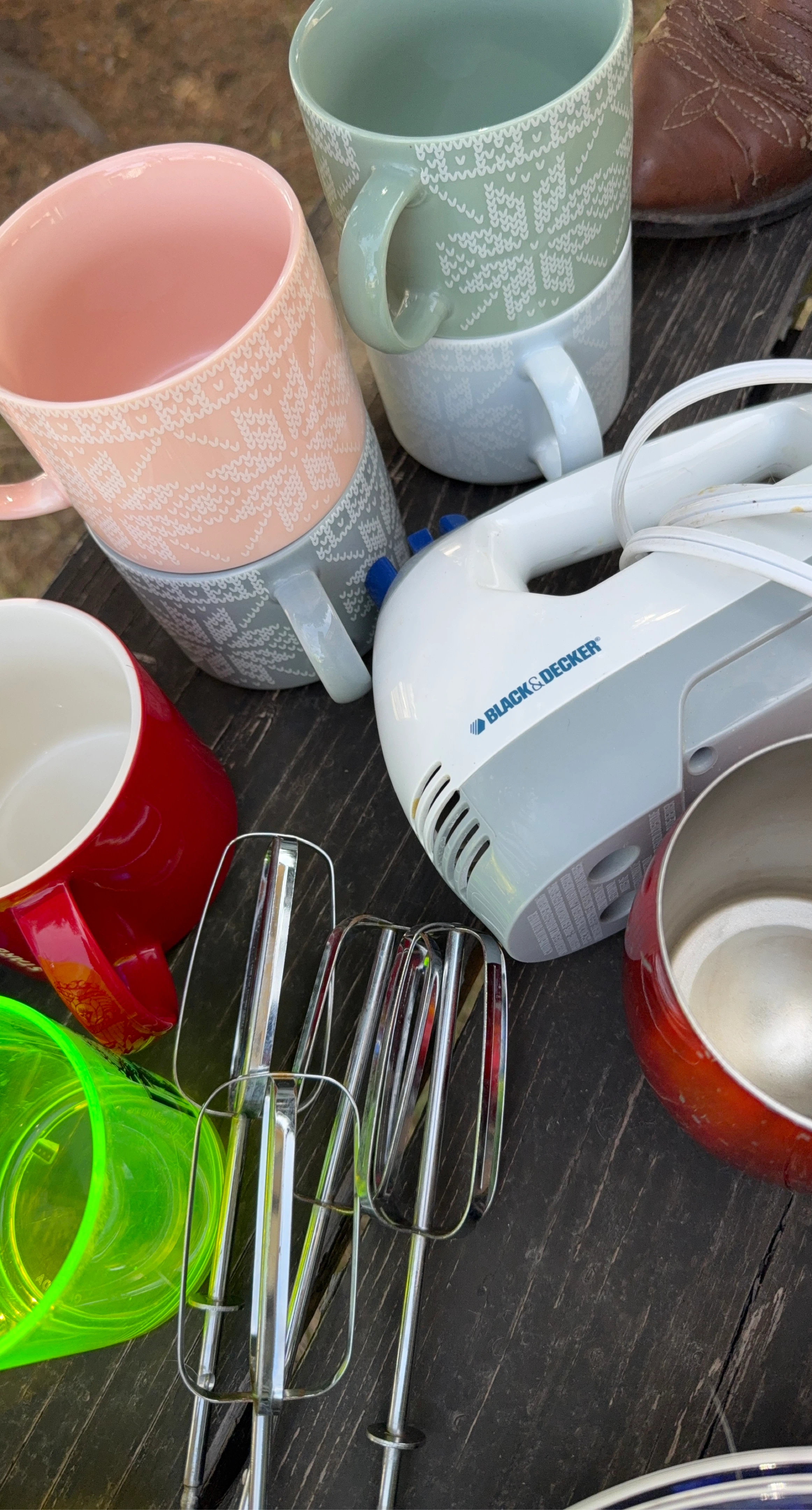 Black & Decker Hand Mixer with Beaters and Cups