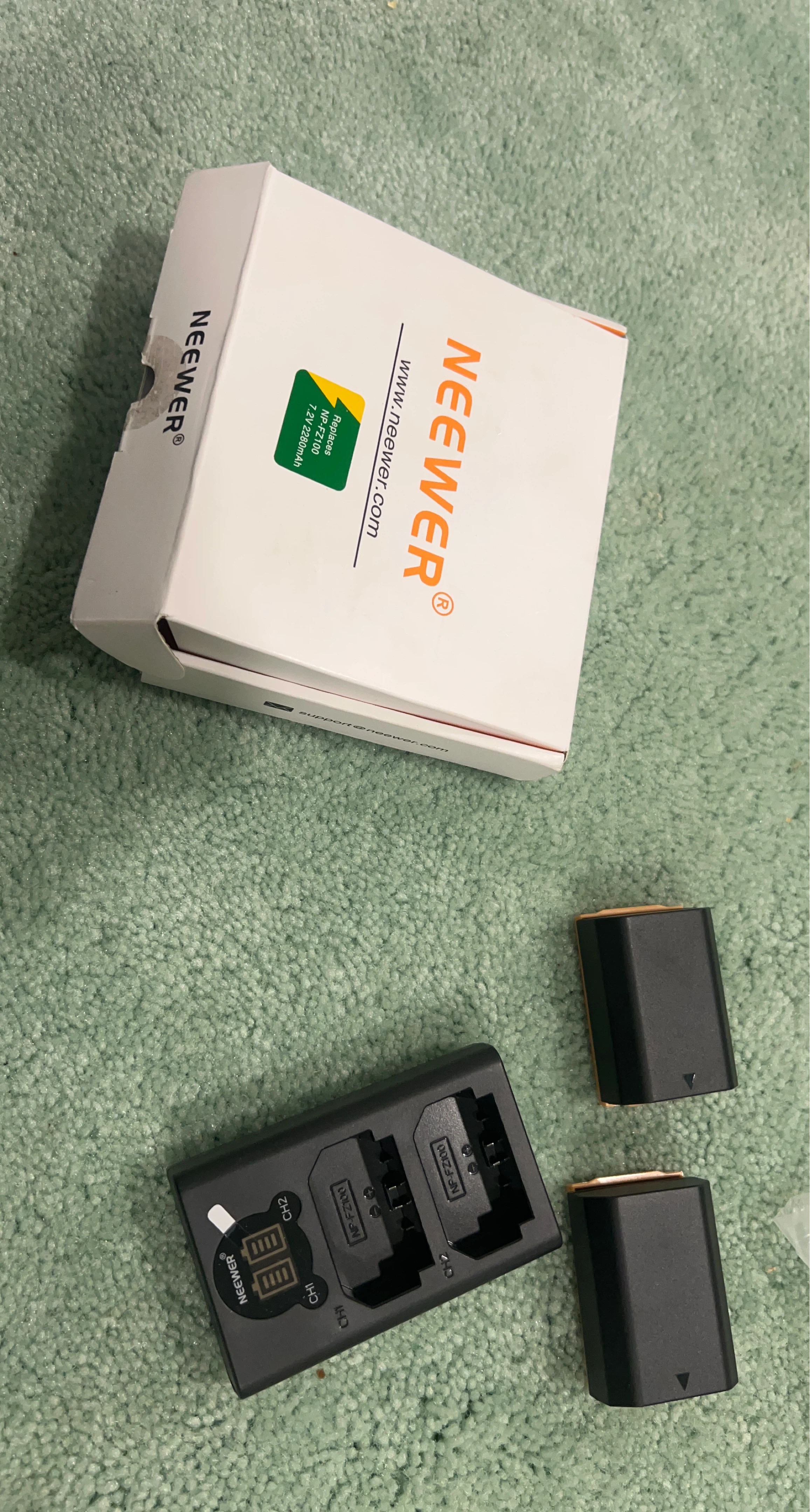 Neewer Dual Battery Charger with 2 NP-FZ100 Batteries