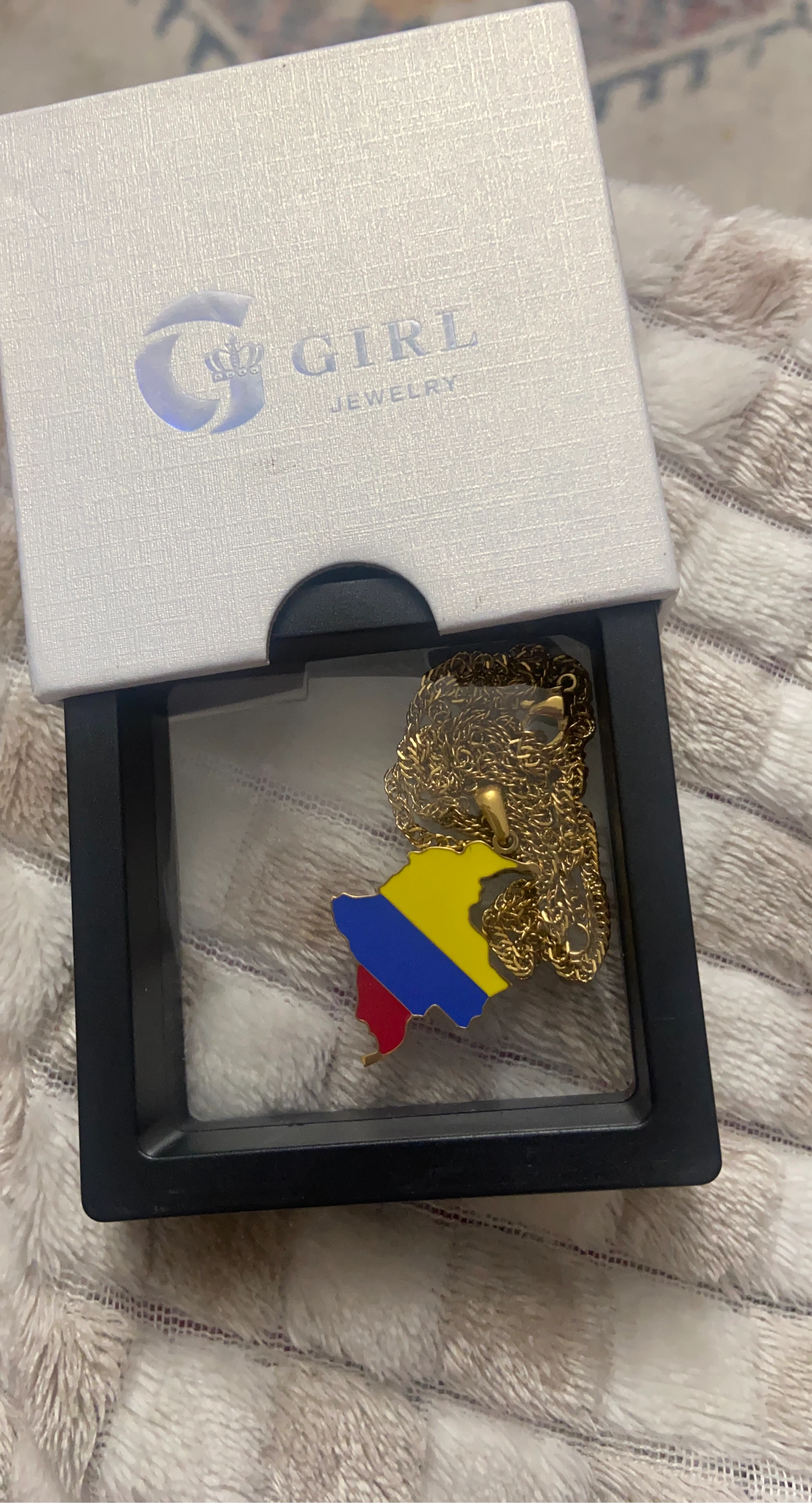GIRL JEWELRY Colombia Map Pendant Necklace