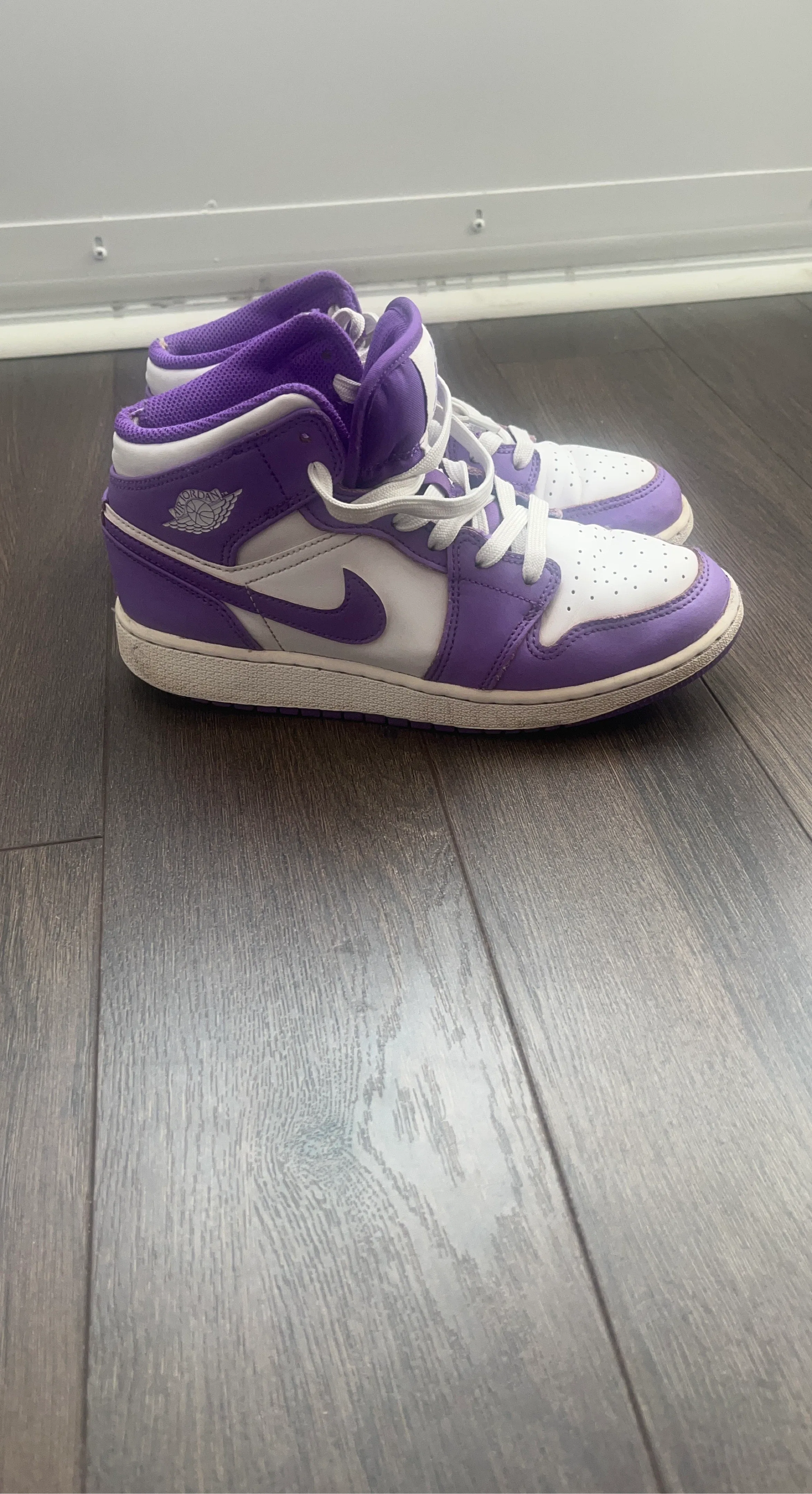 Air Jordan 1 Mid SE Purple White Sneakers