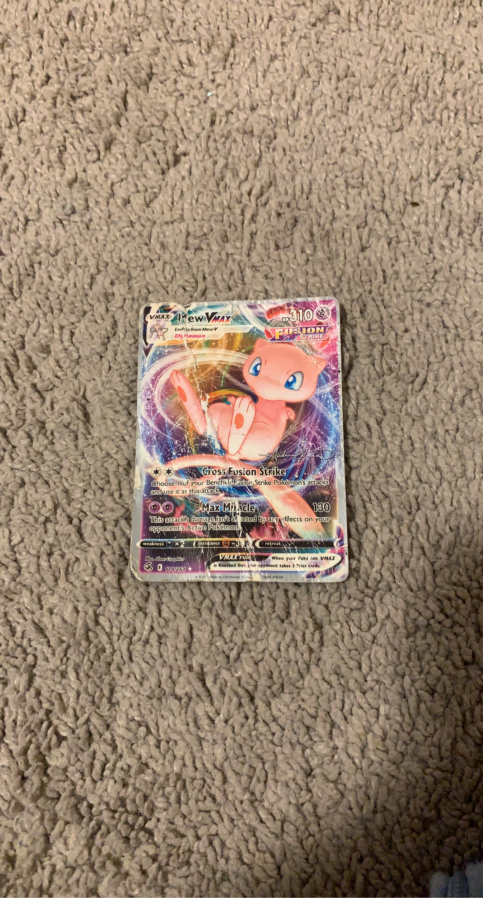 Mew VMAX Pokémon Card - Fusion Strike 114/264