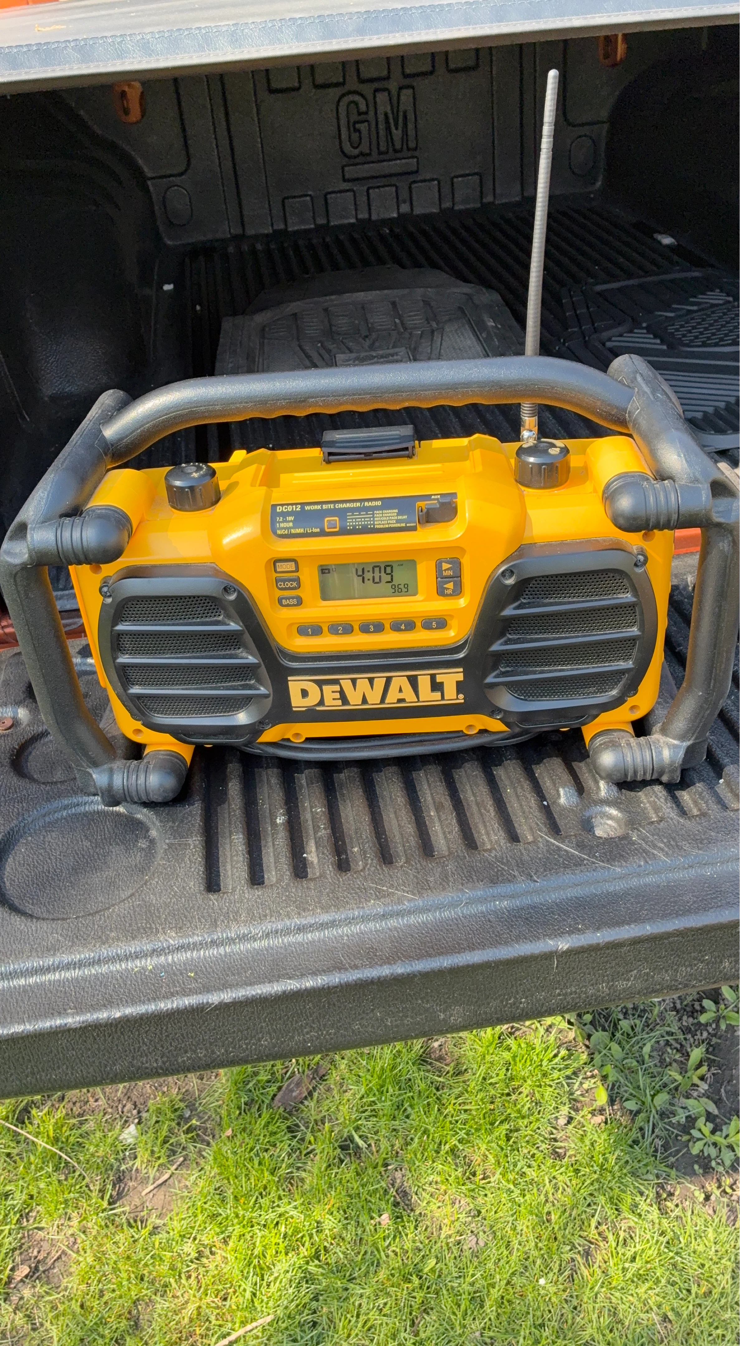 DeWalt DC012 Work Site Charger/Radio