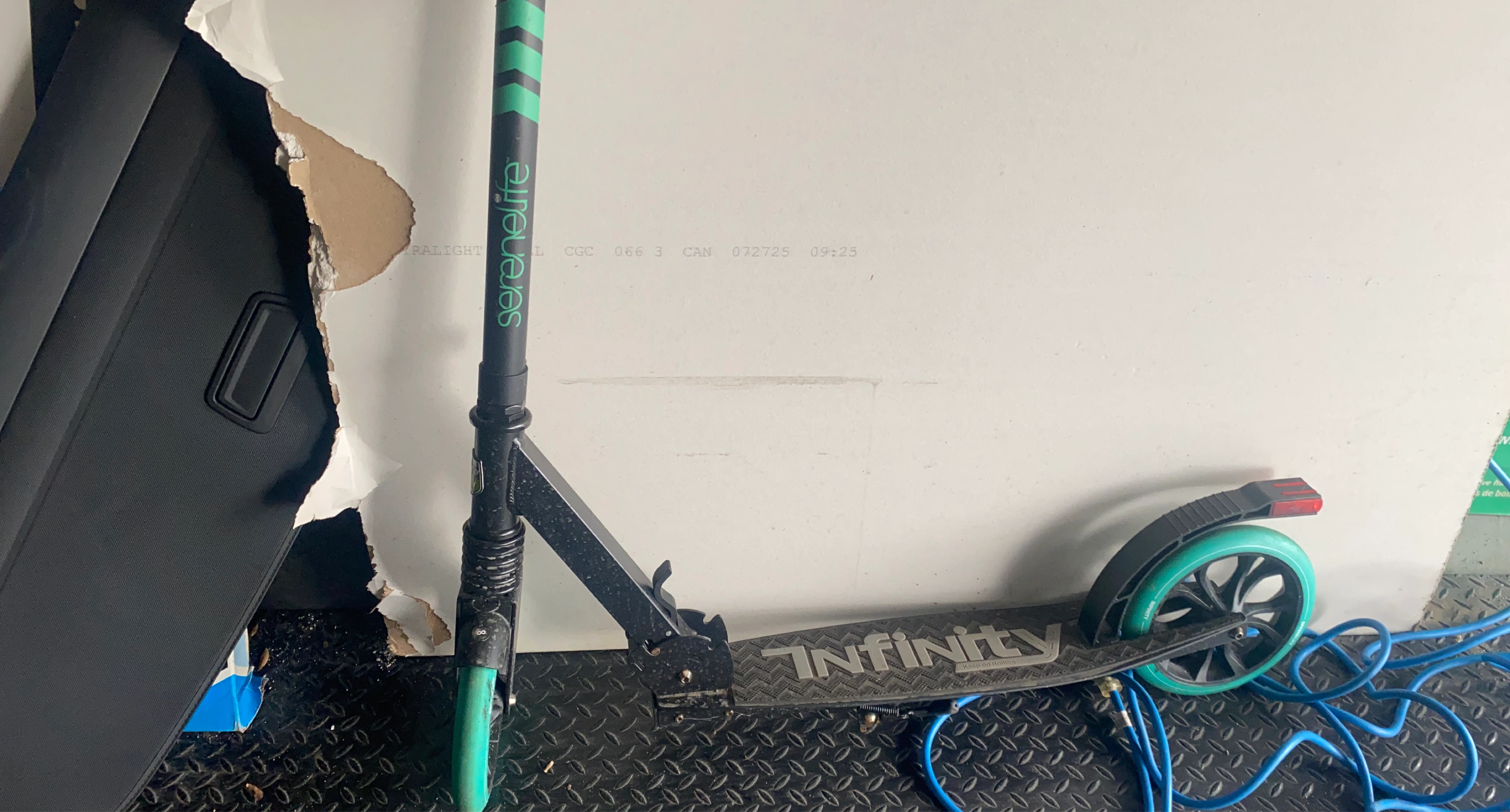 Serenelite "Infinity" Scooter with Teal Wheels