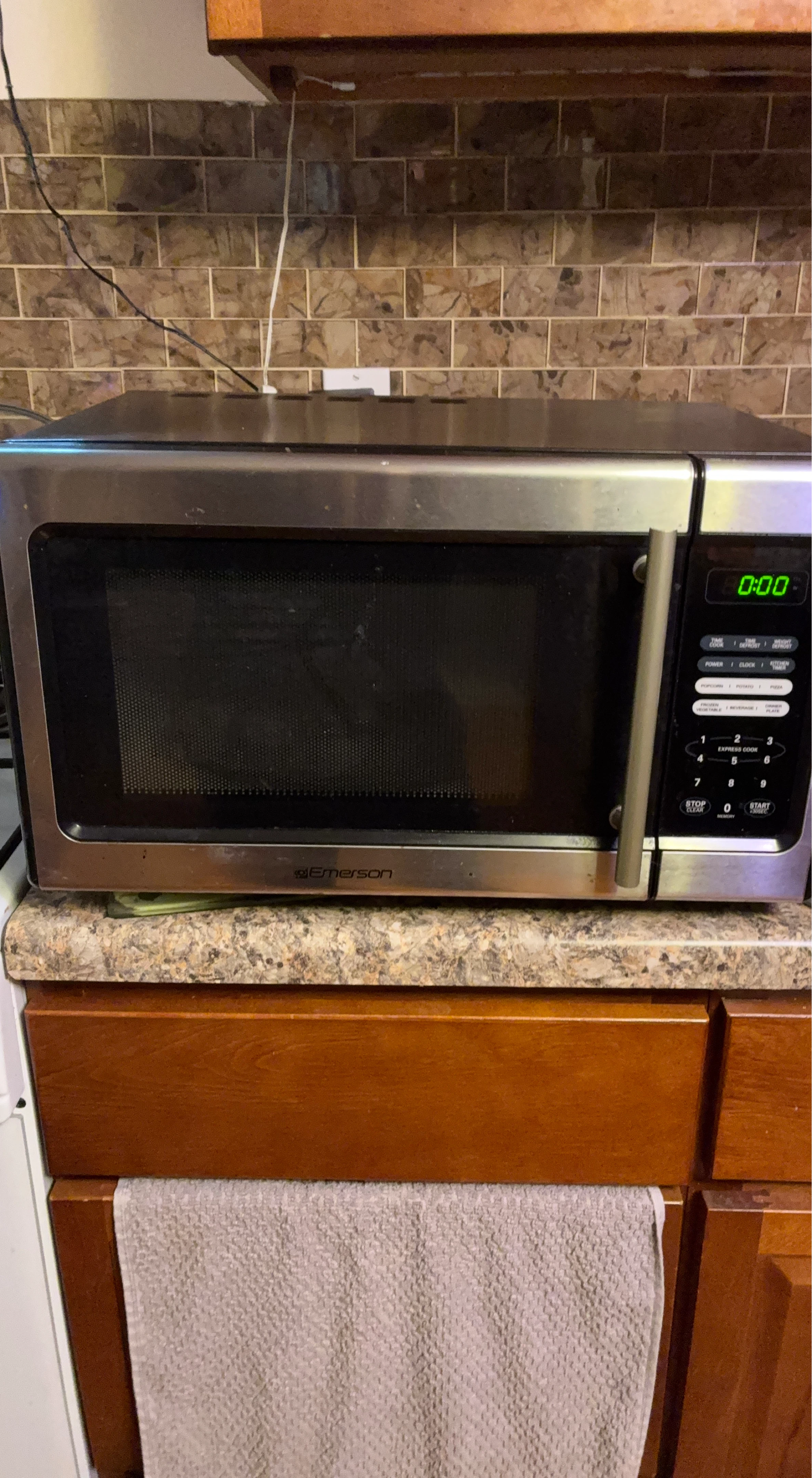 Emerson Microwave Oven 900 Watts - photo 2