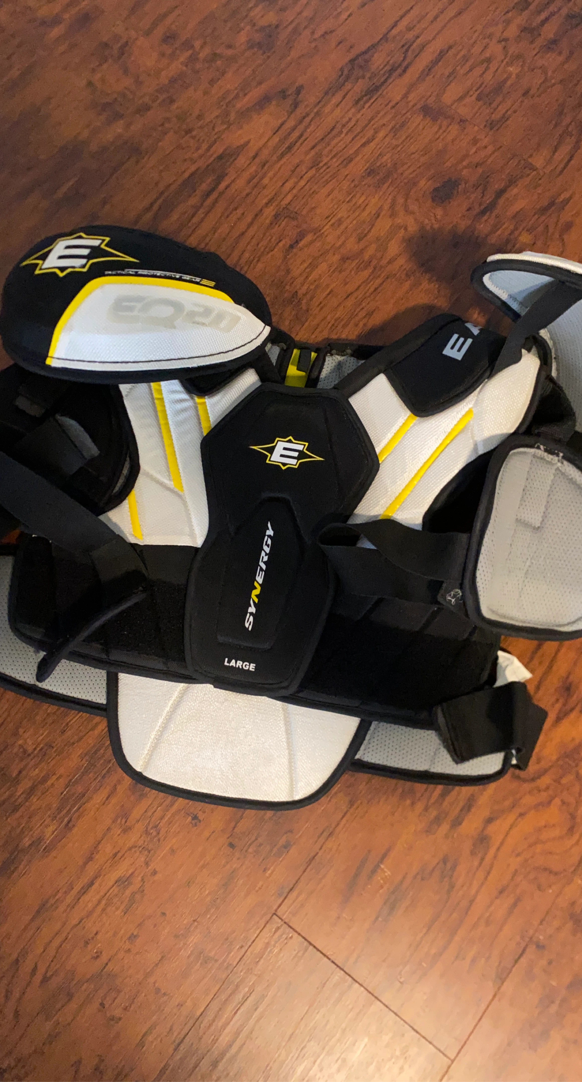 Easton Synergy EQ20 Hockey Shoulder Pads