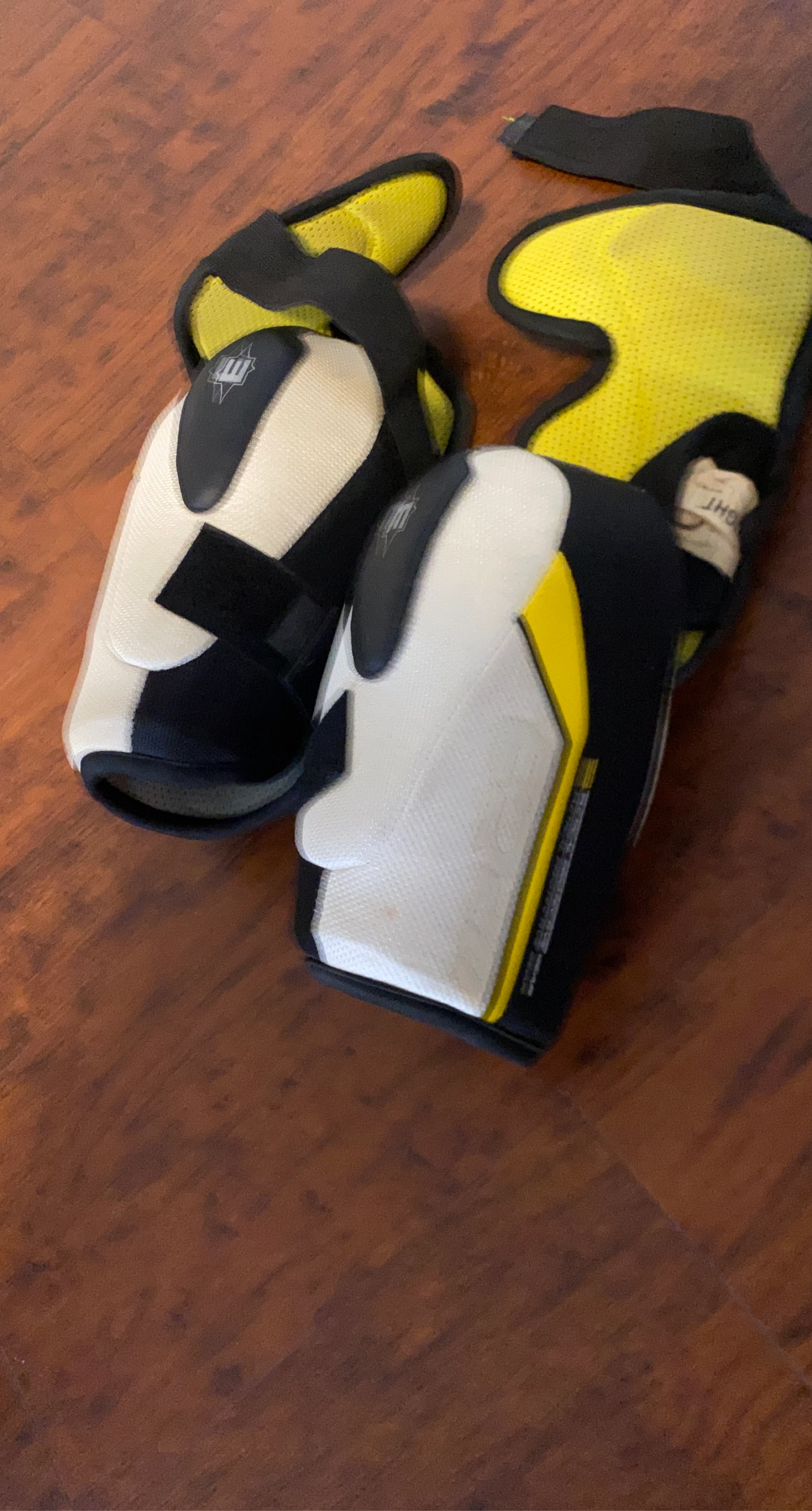 Easton Z-Up Extended Hockey Shin Guards