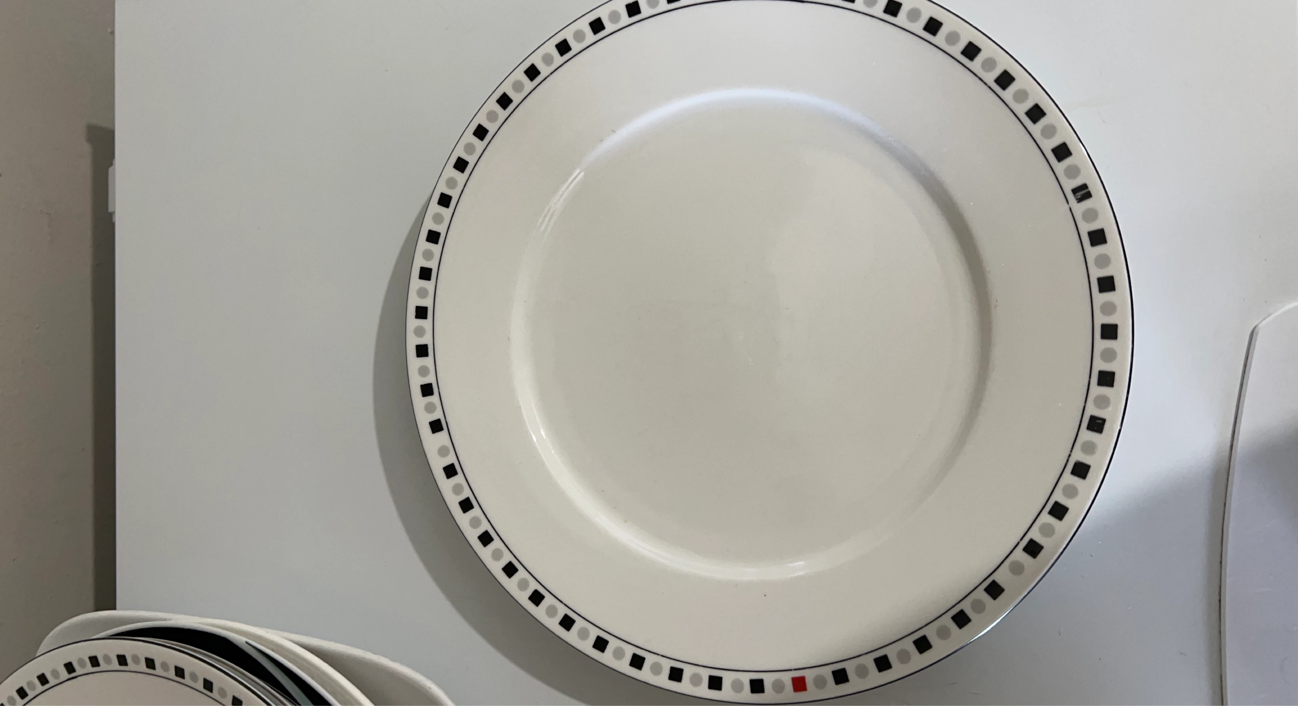 White dinner plates with geometric border - Set of 4