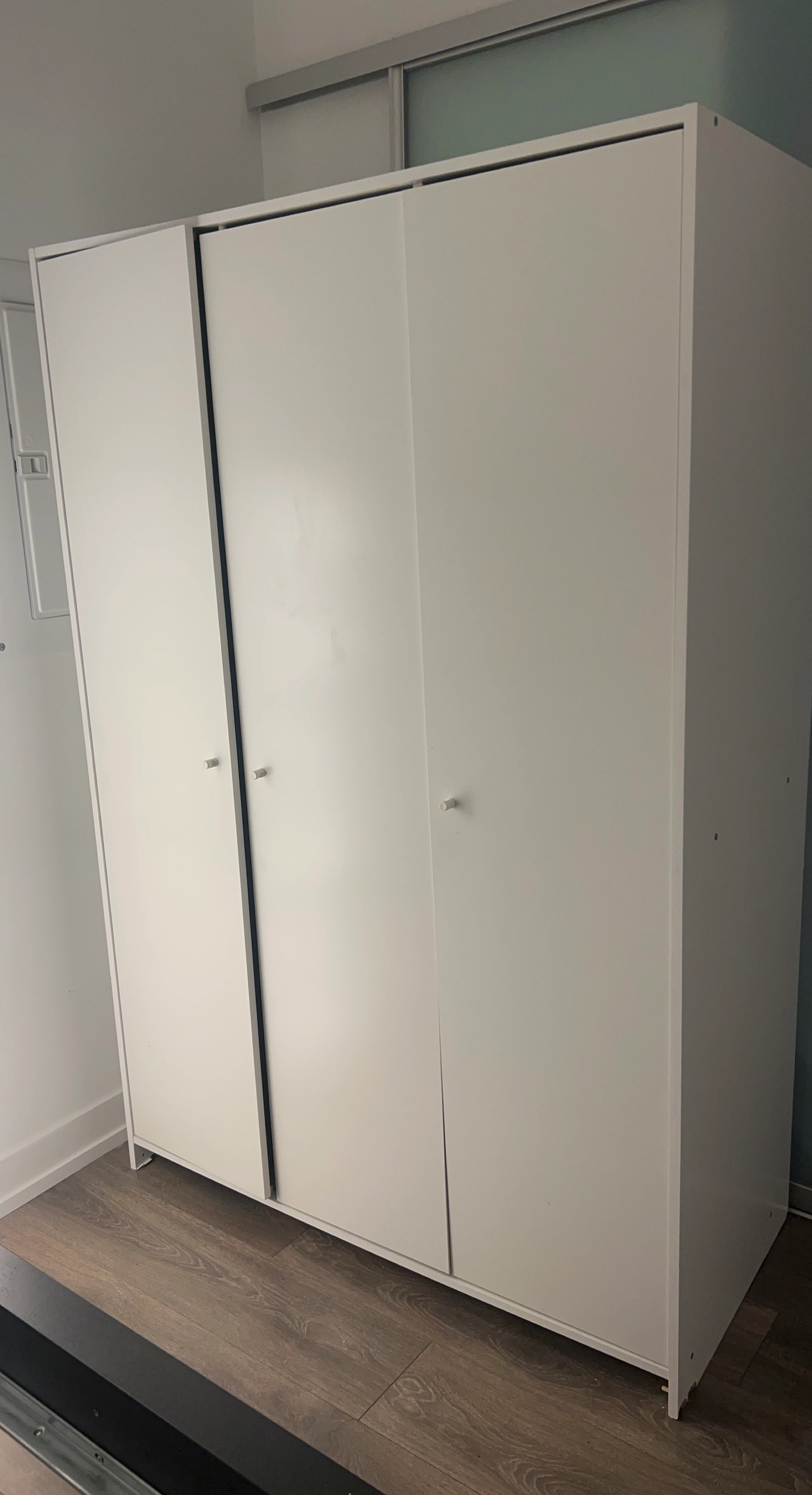 ❗️❗️MUST GO❗️❗️White Wardrobe with 3 Doors and Hanging Rail