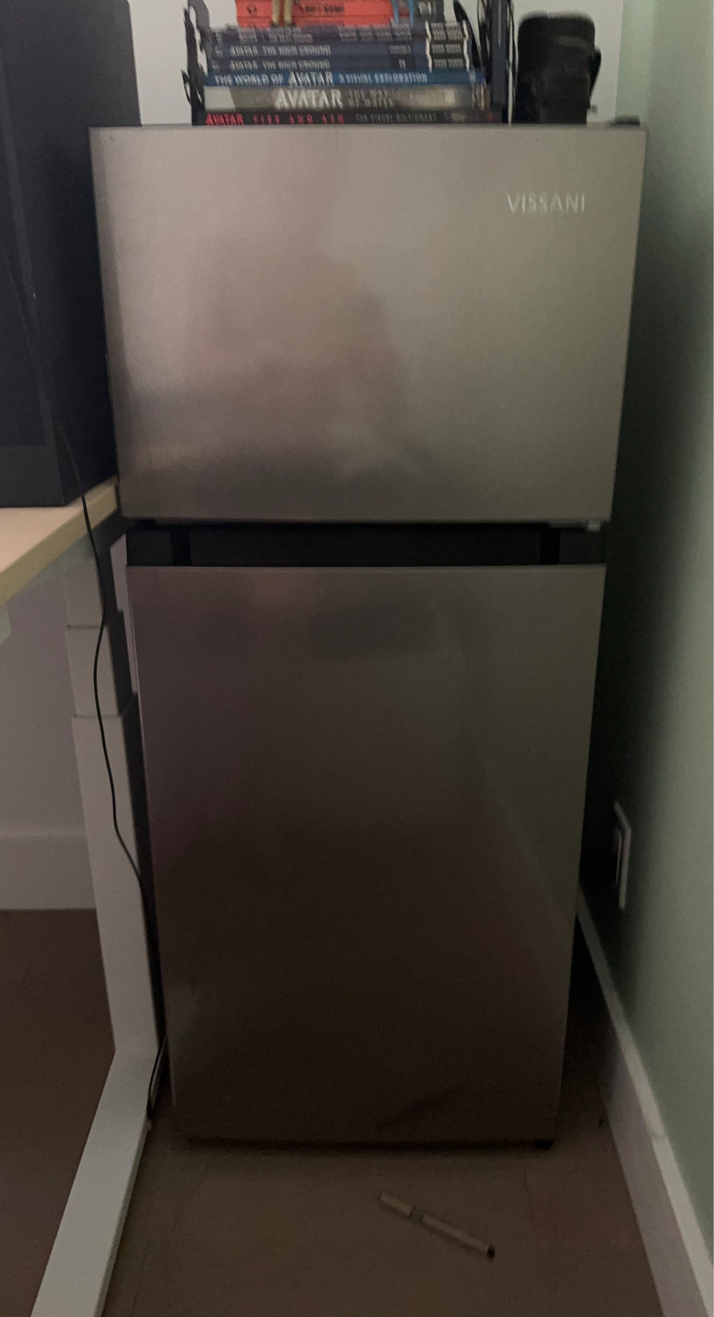 VISSANI Compact Refrigerator