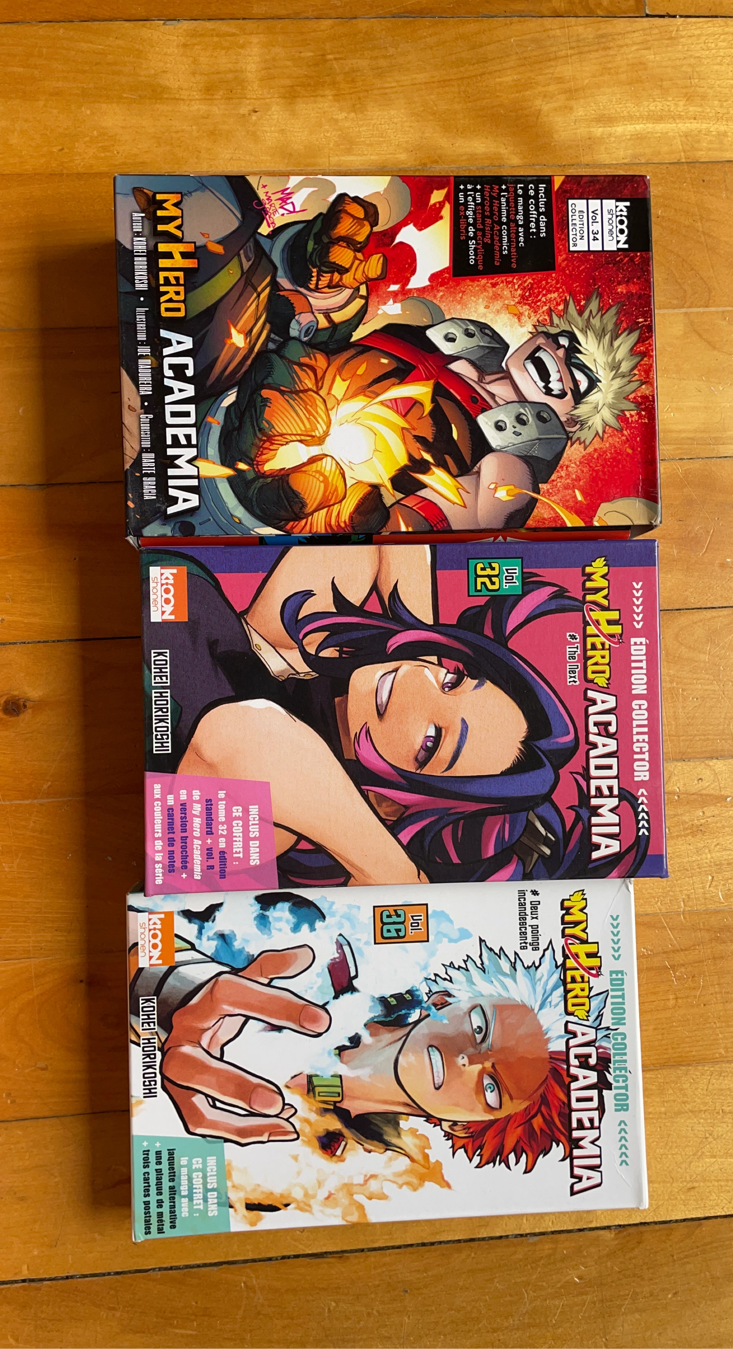 Trois boîtes collector plus un anime comics de My Hero Academia
