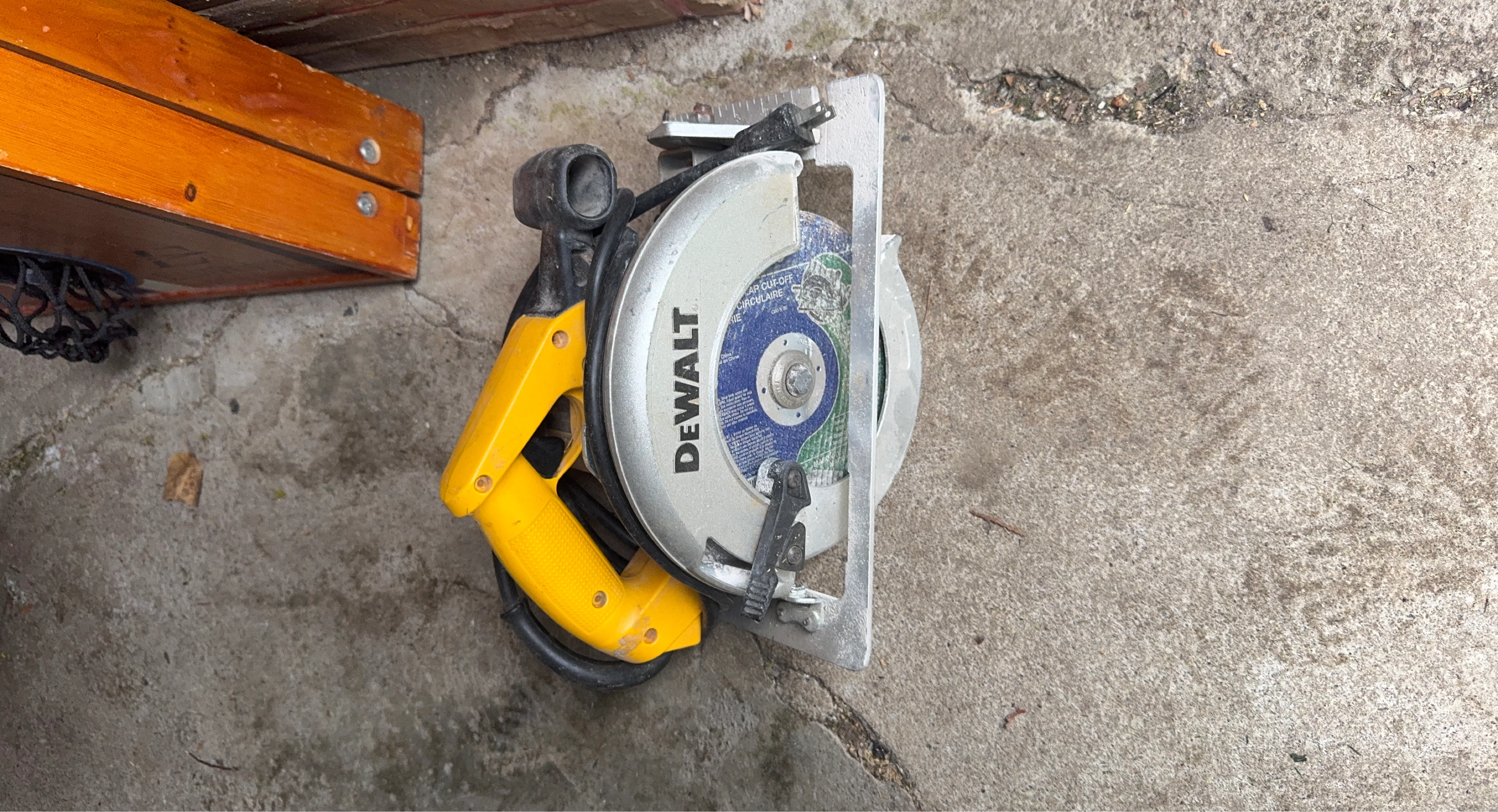 DEWALT Circular Saw