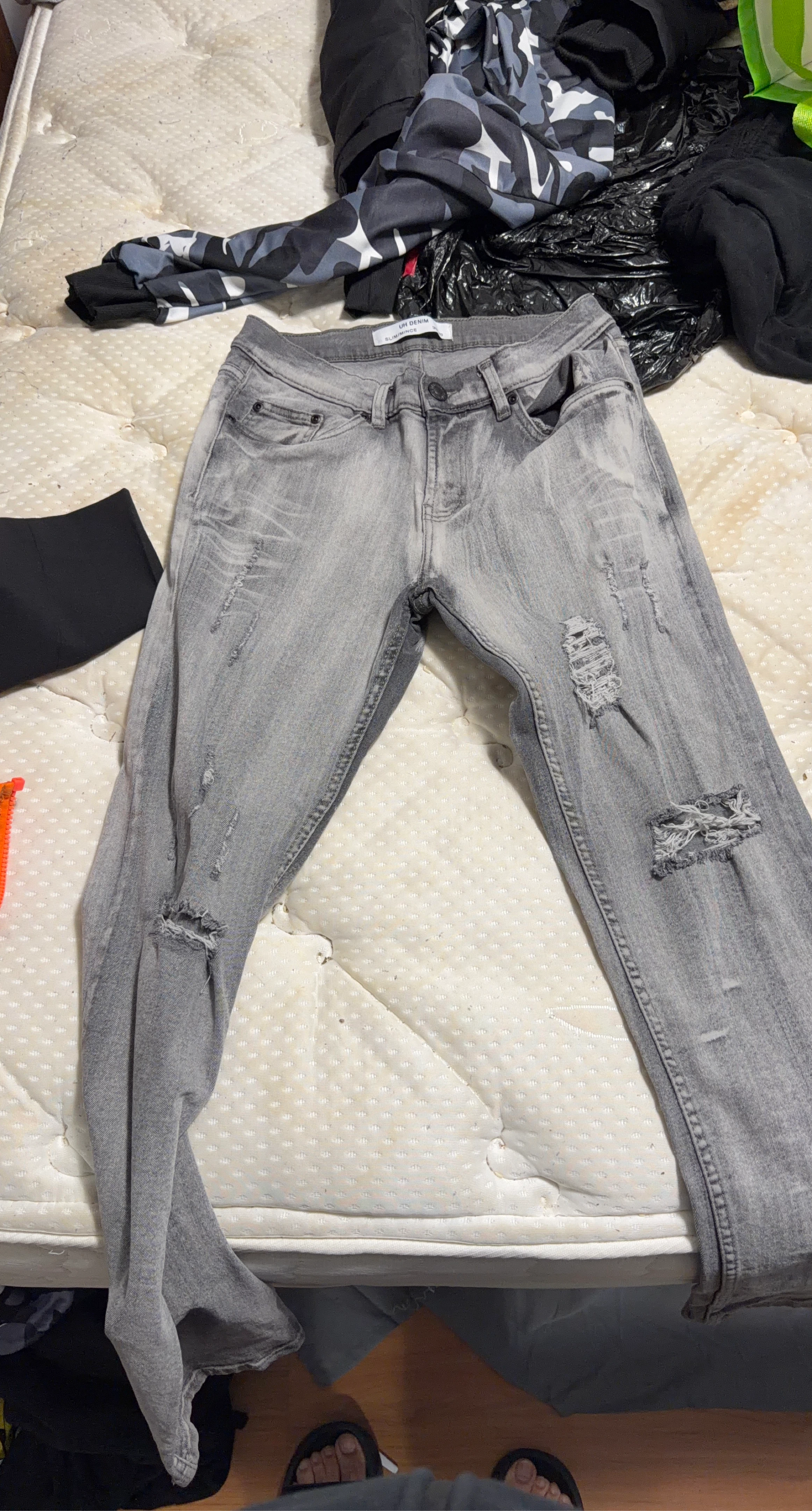 UH DENIM Slim/Mince Grey Distressed Jeans