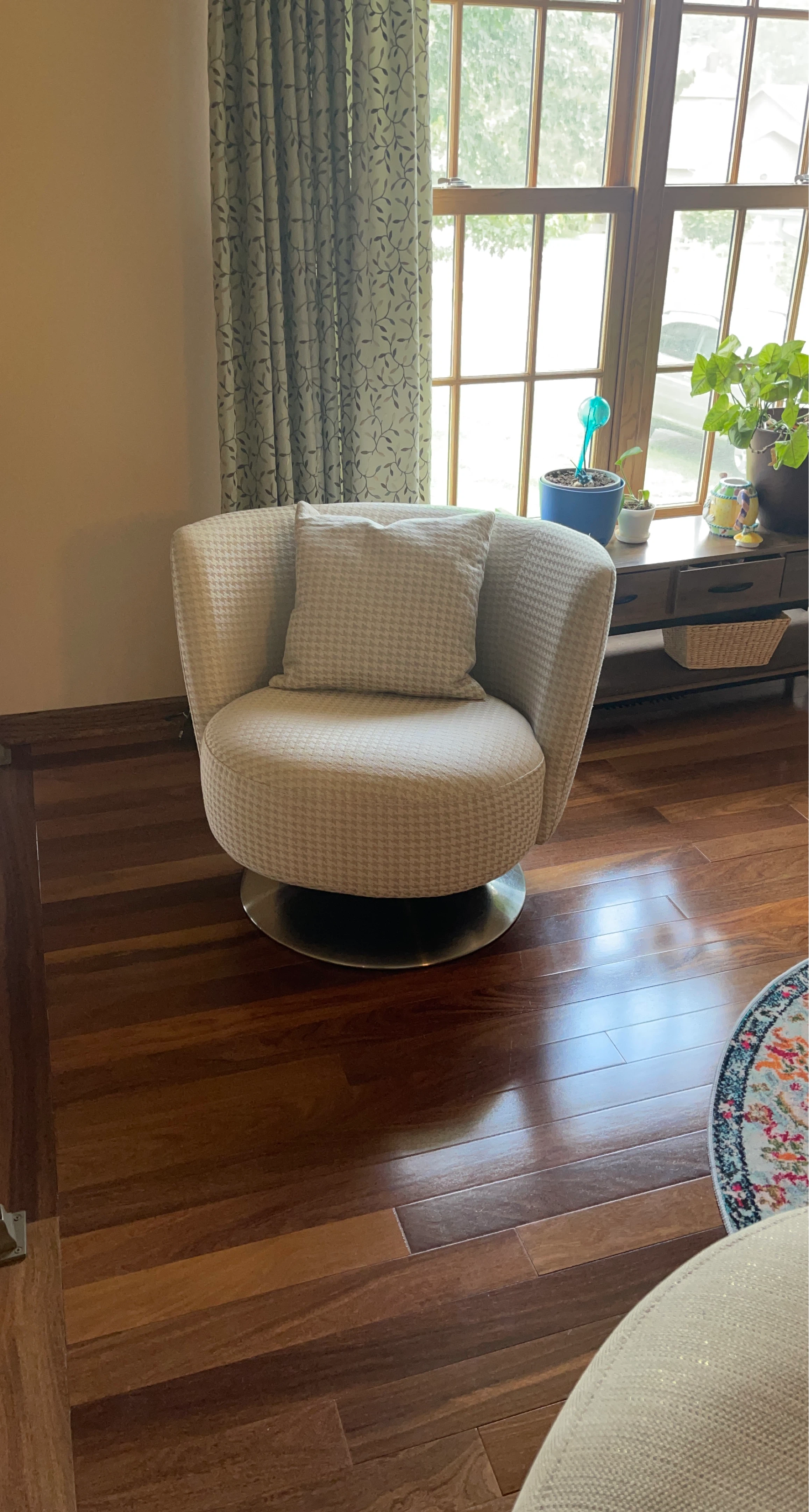 Swivel Accent Chair with Pillow