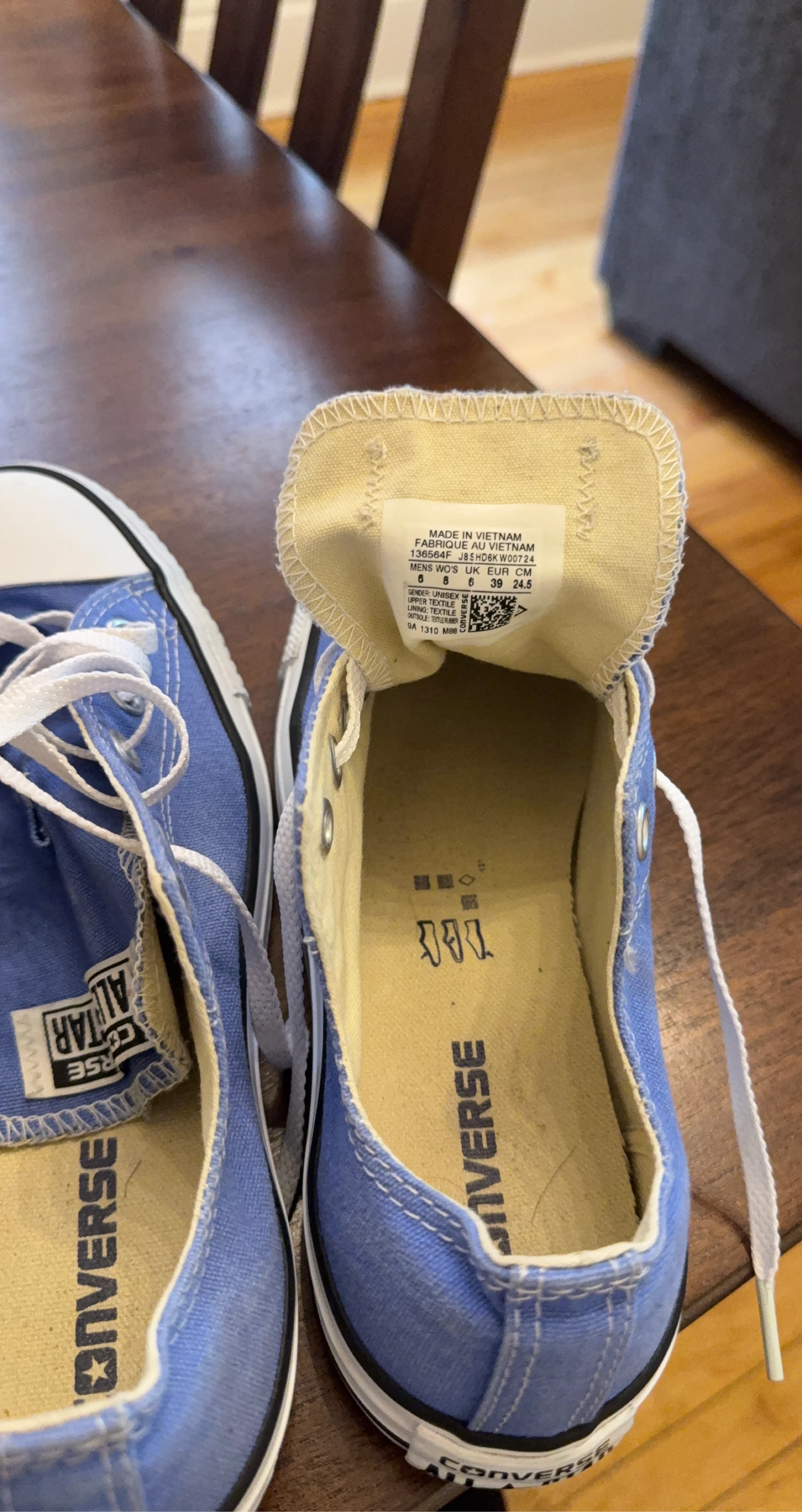 Converse Sneakers - Blue - Size 6  men —- 8 women —- unisex