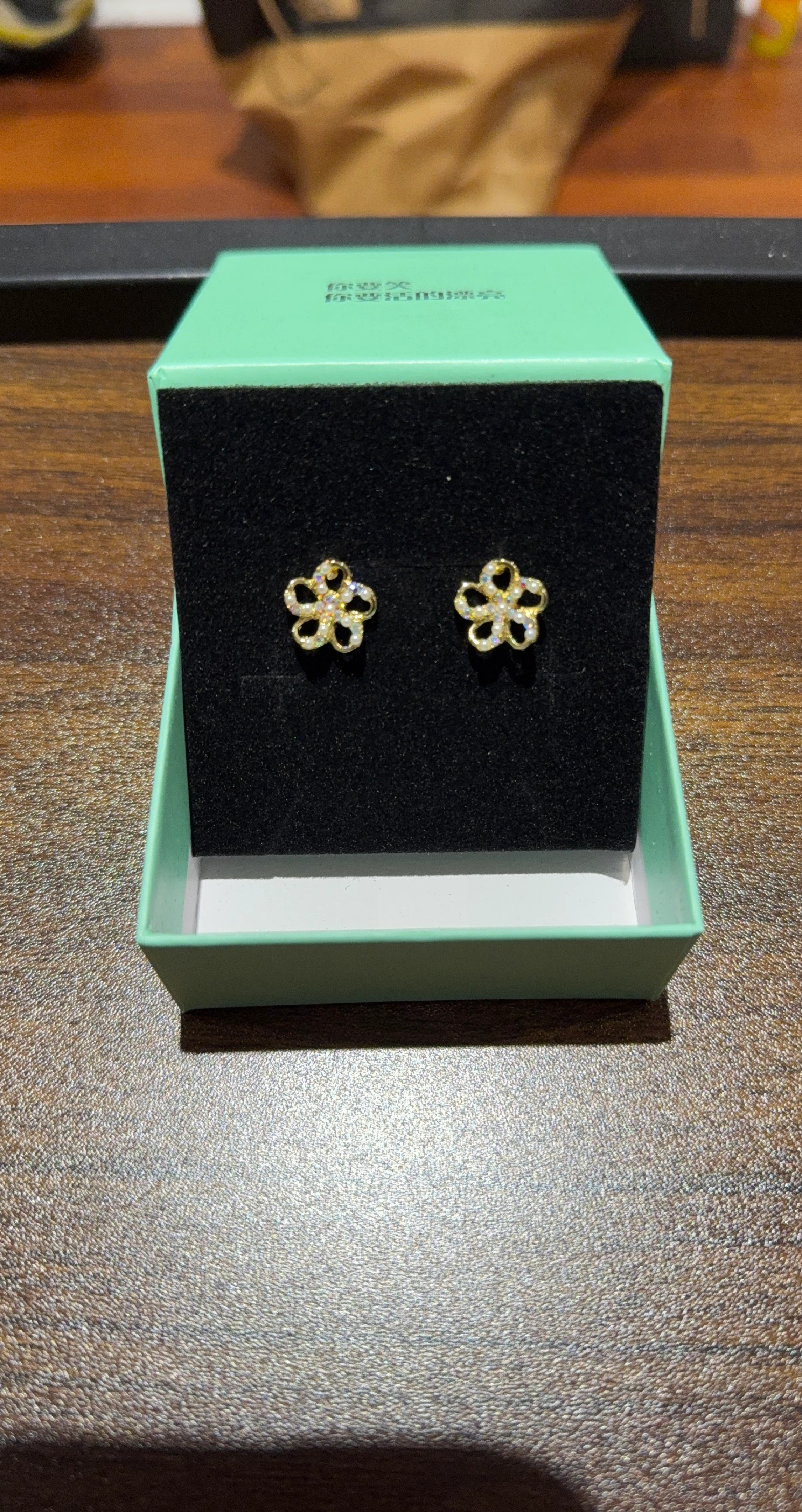 Earring in peach blossom style