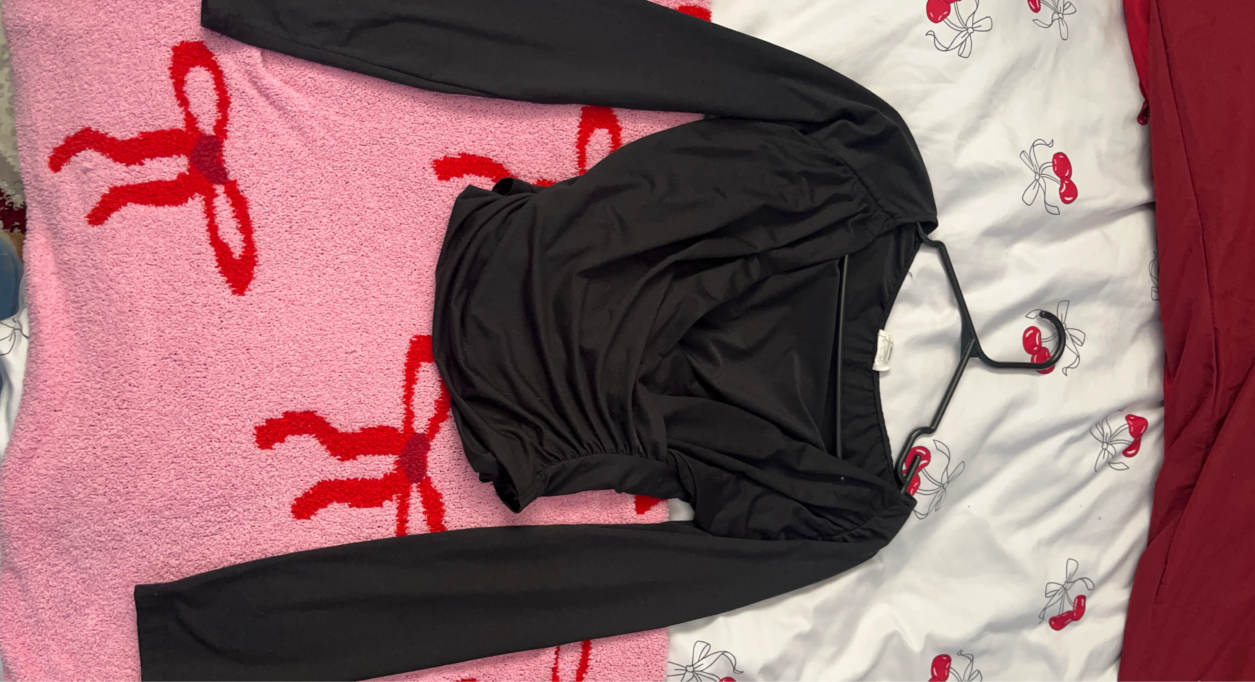 Black long-sleeve ruched crop top