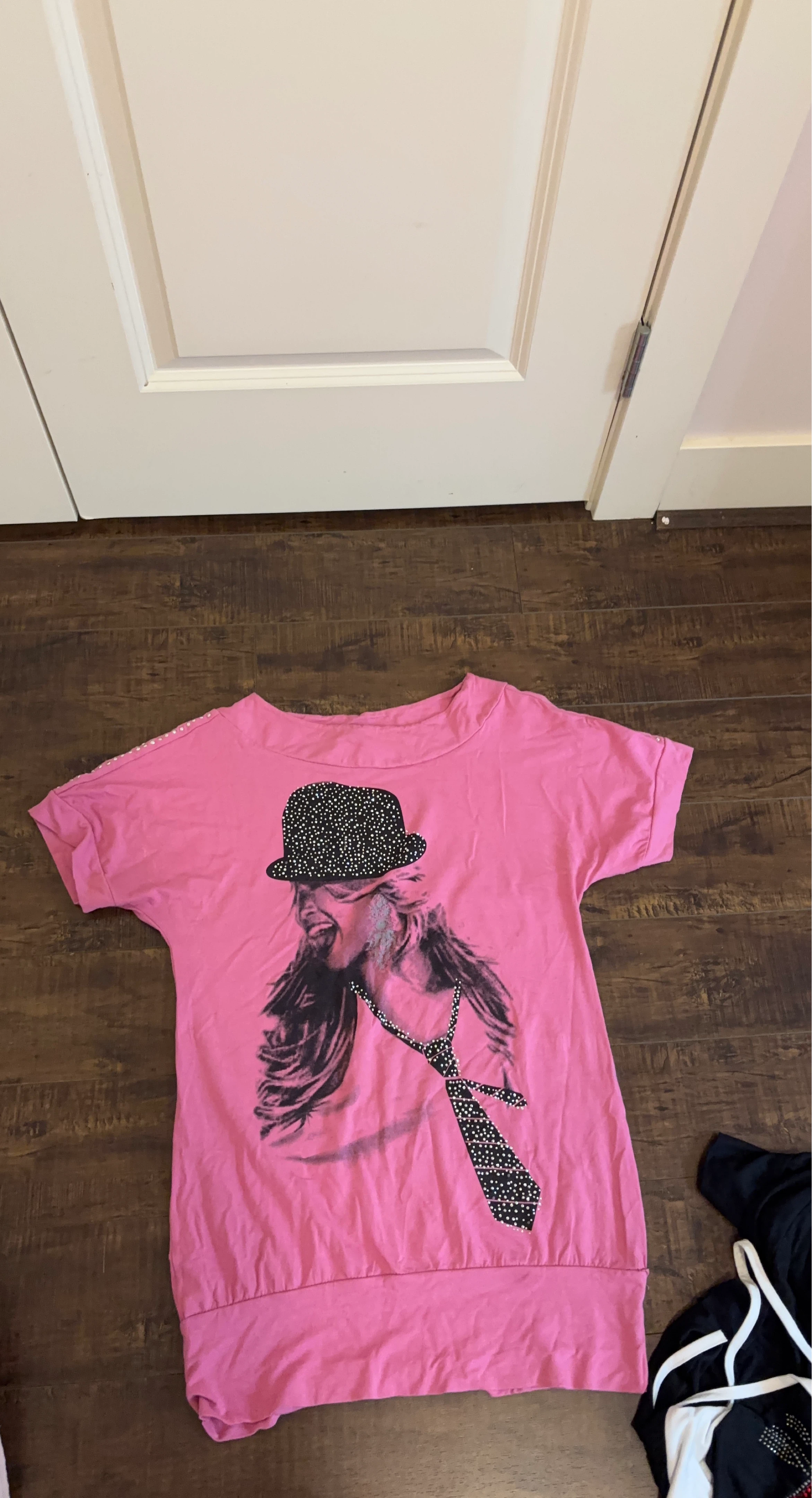 Pink graphic t-shirt with embellished hat and tie