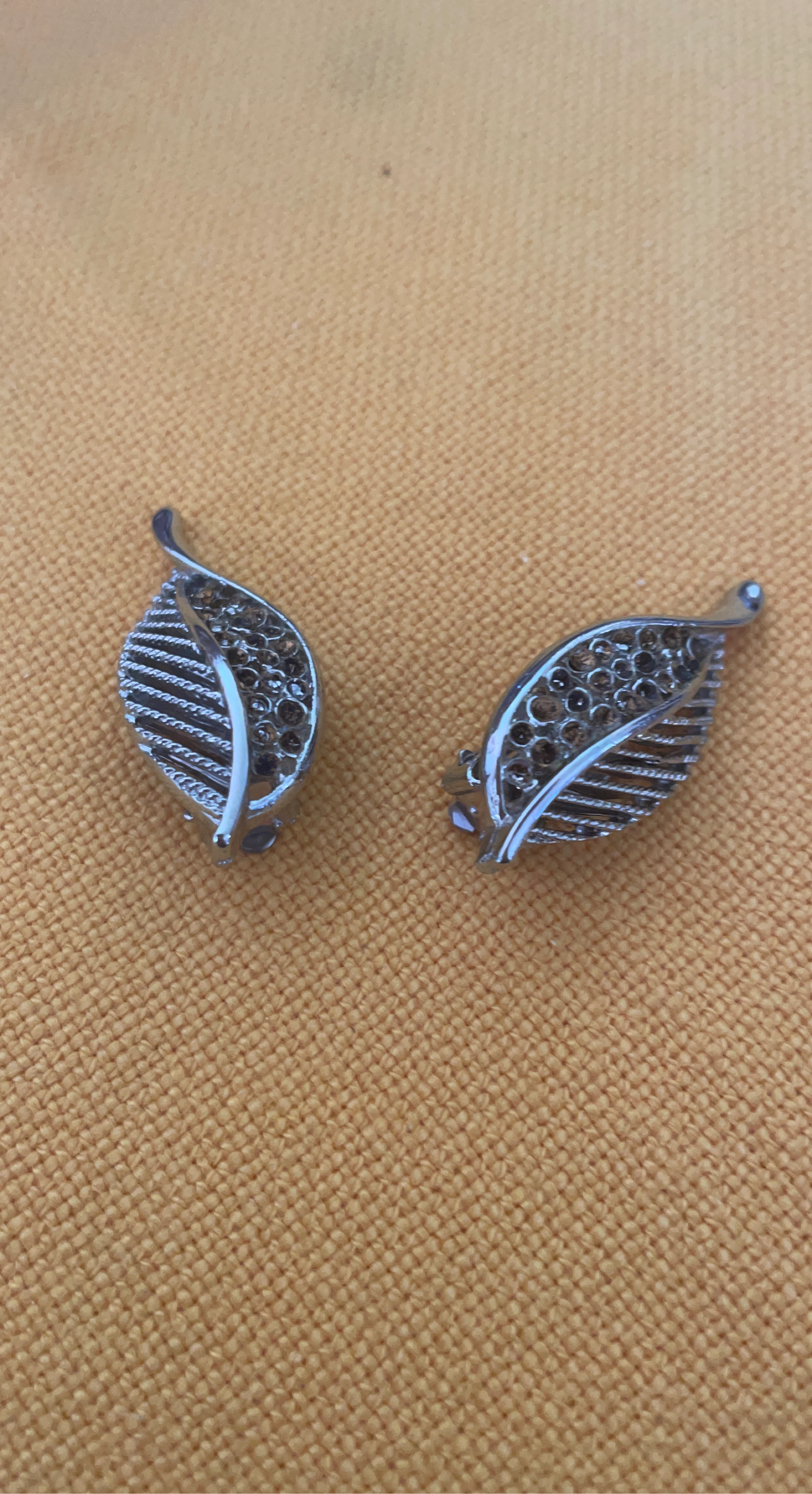 Leaf design earrings