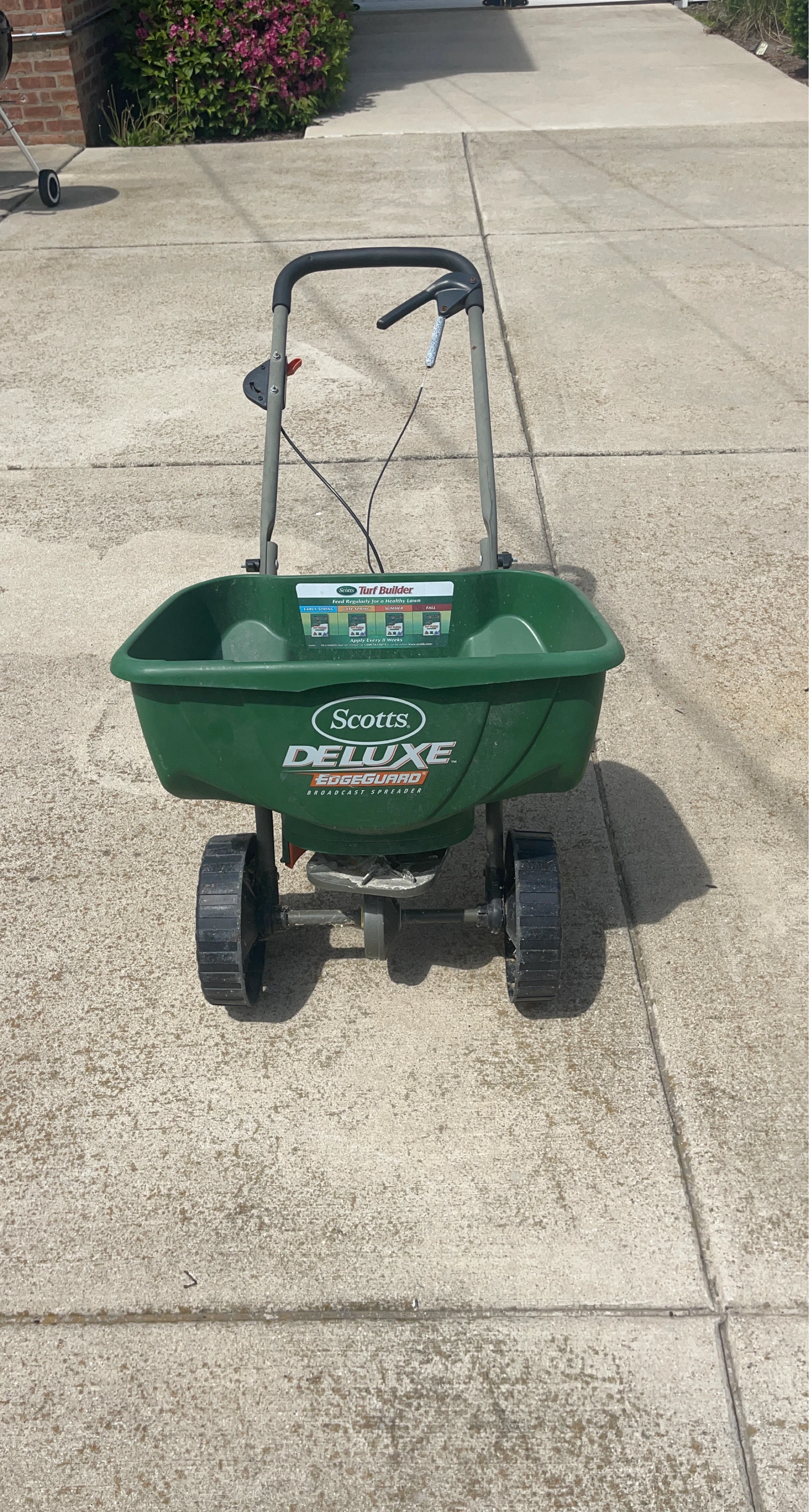 Scotts Deluxe EdgeGuard Broadcast Spreader
