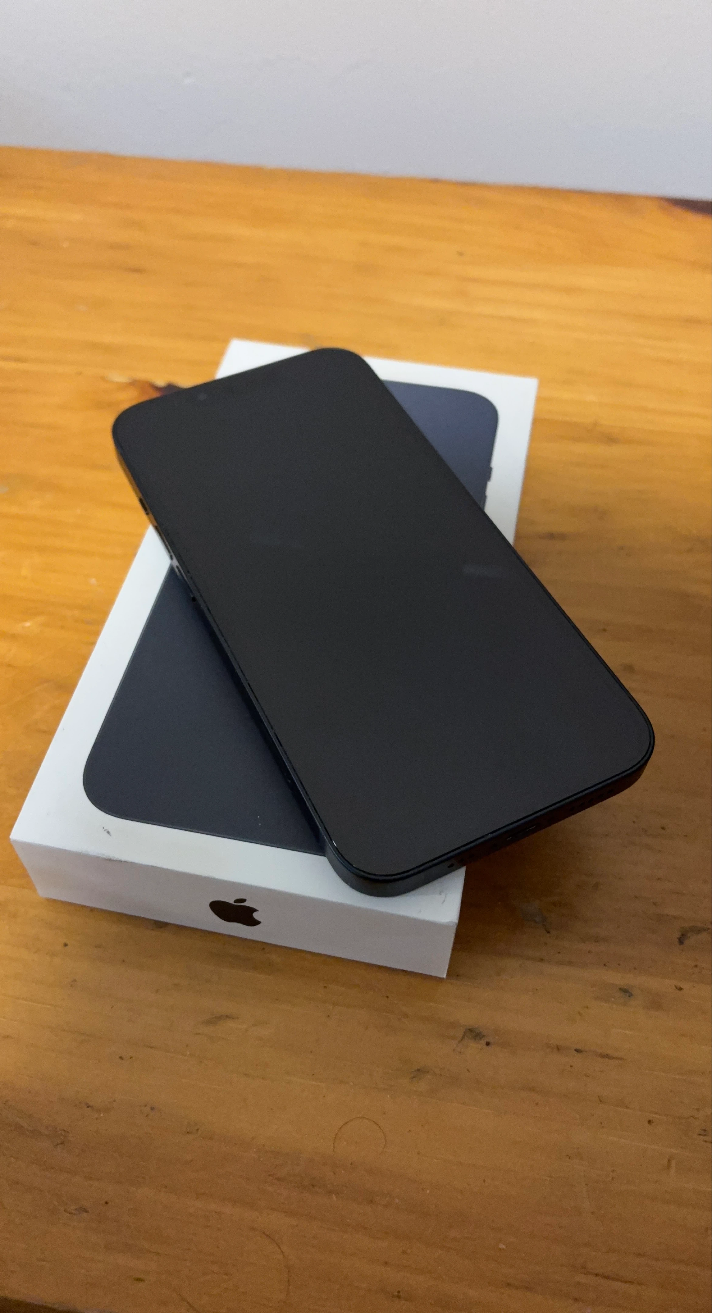 Apple iPhone 13 - Black - 128 GB