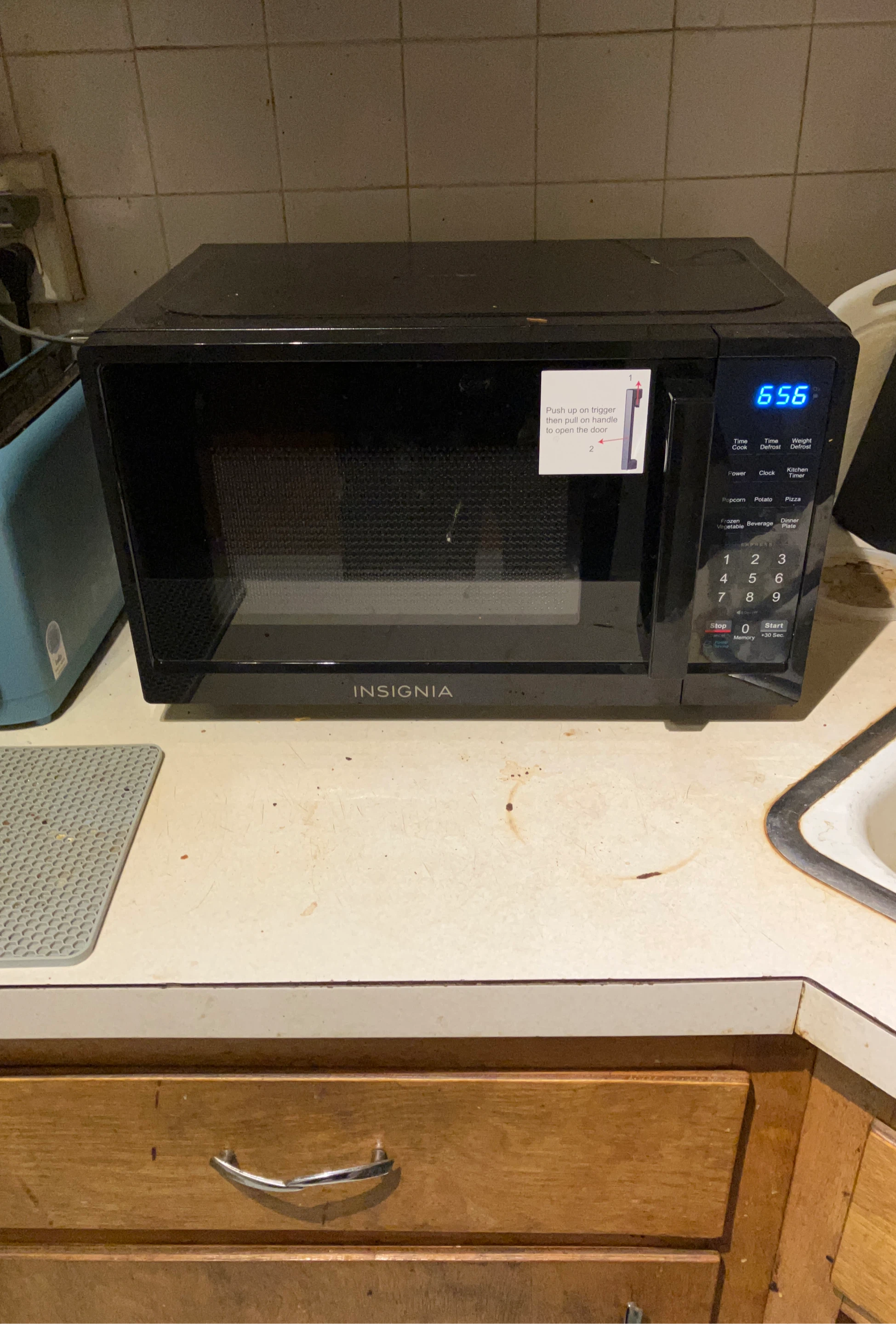 Insignia .7 Cu. Ft. Compact Microwave - Black
