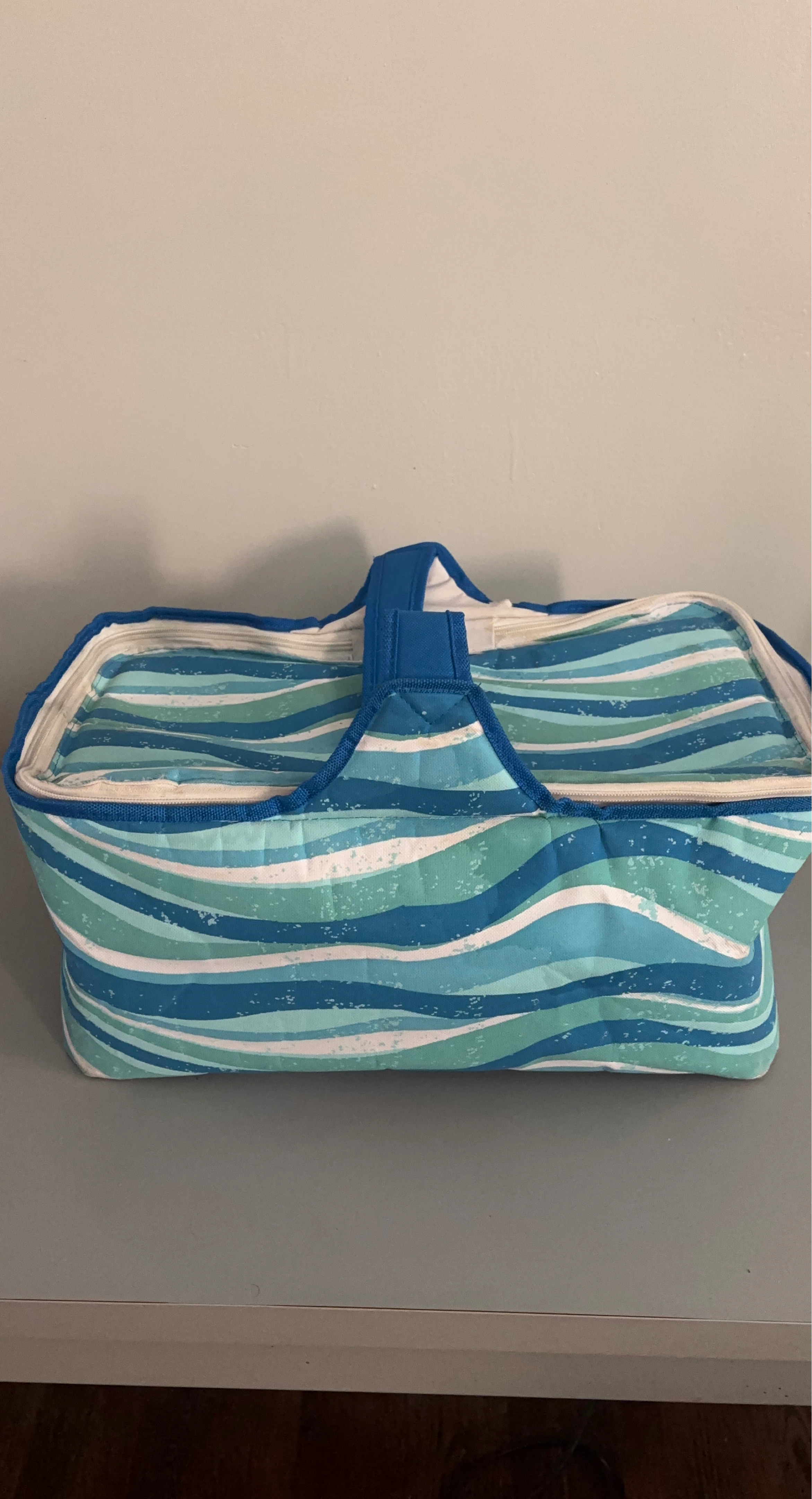 Oversized Insulated Bag with Waves Design