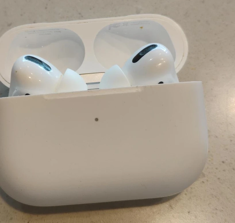 Apple AirPods Pro (1st Gen) with Charging Case