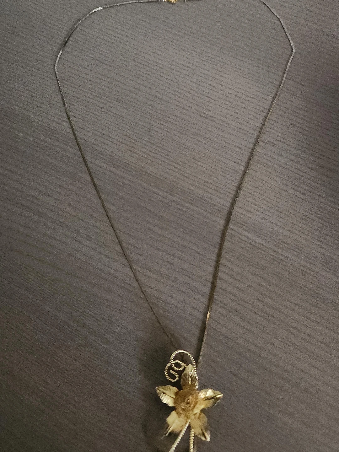 Gold tone floral pendant necklace