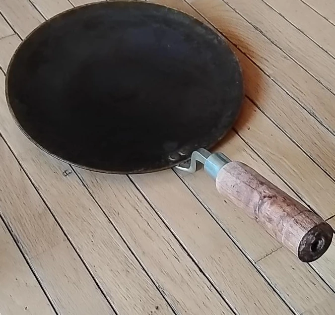 Round Griddle Pan with Wooden Handle