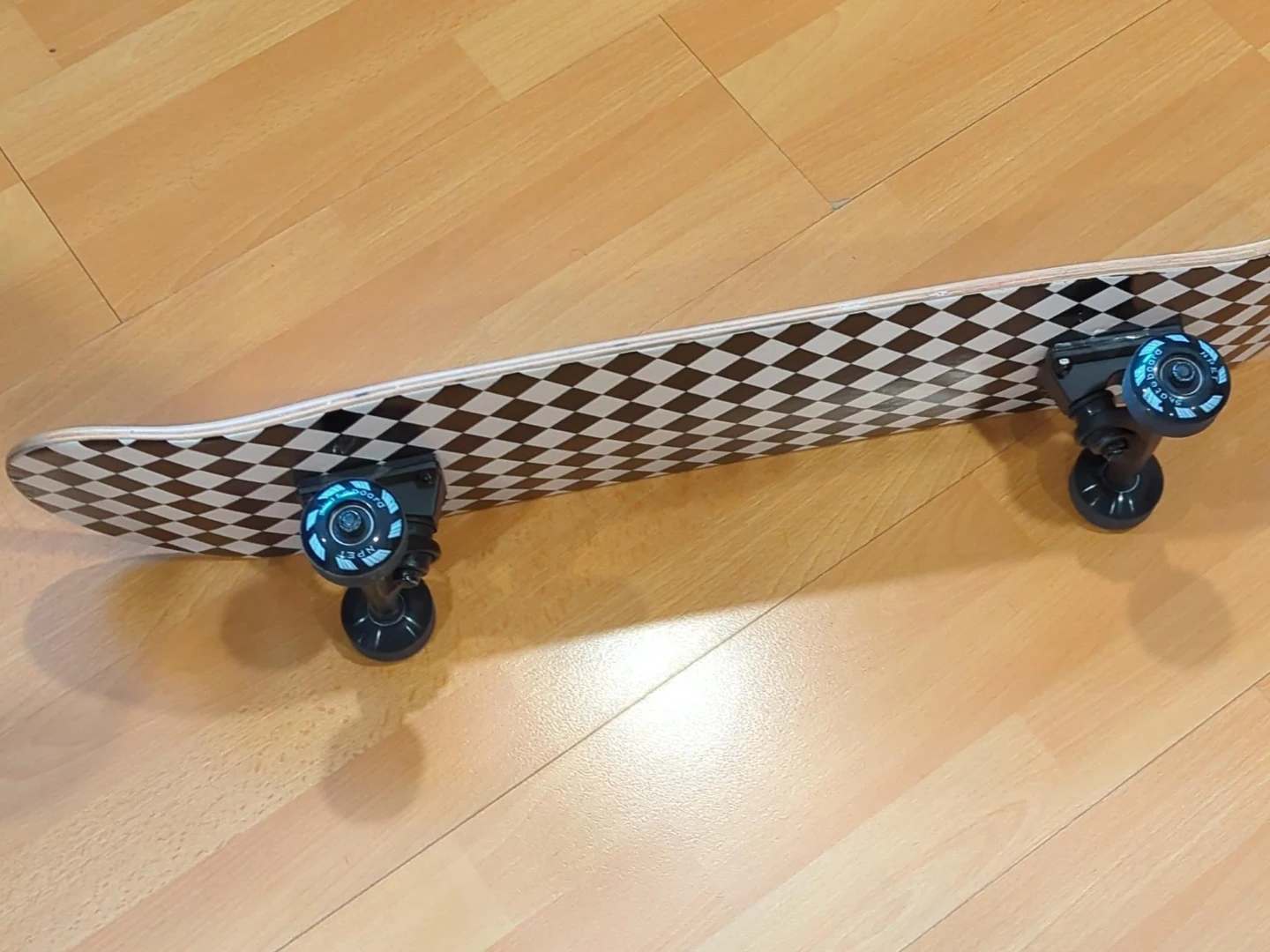 Planche à roulettes à damier