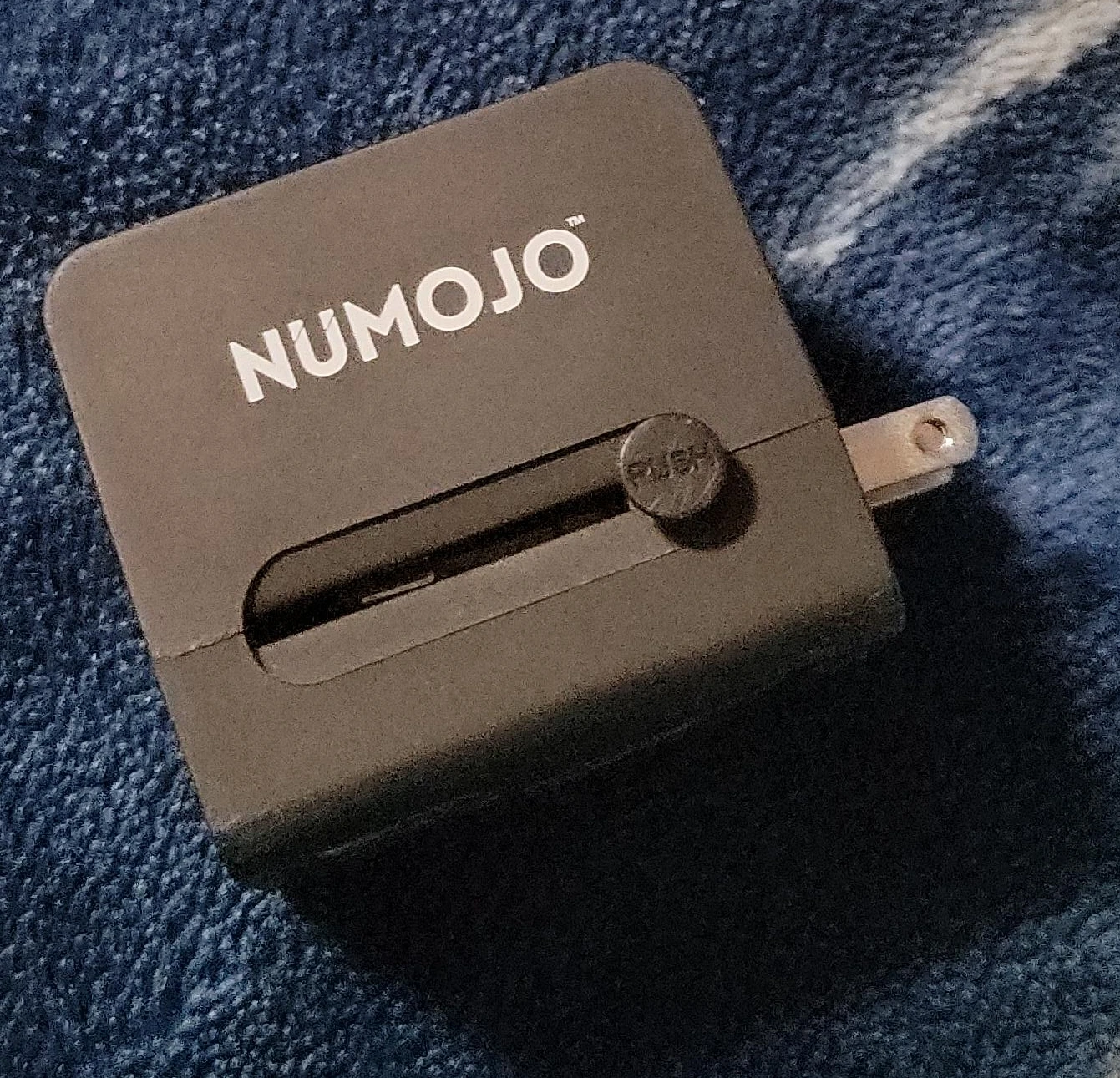 Numujo Universal Travel Adapter